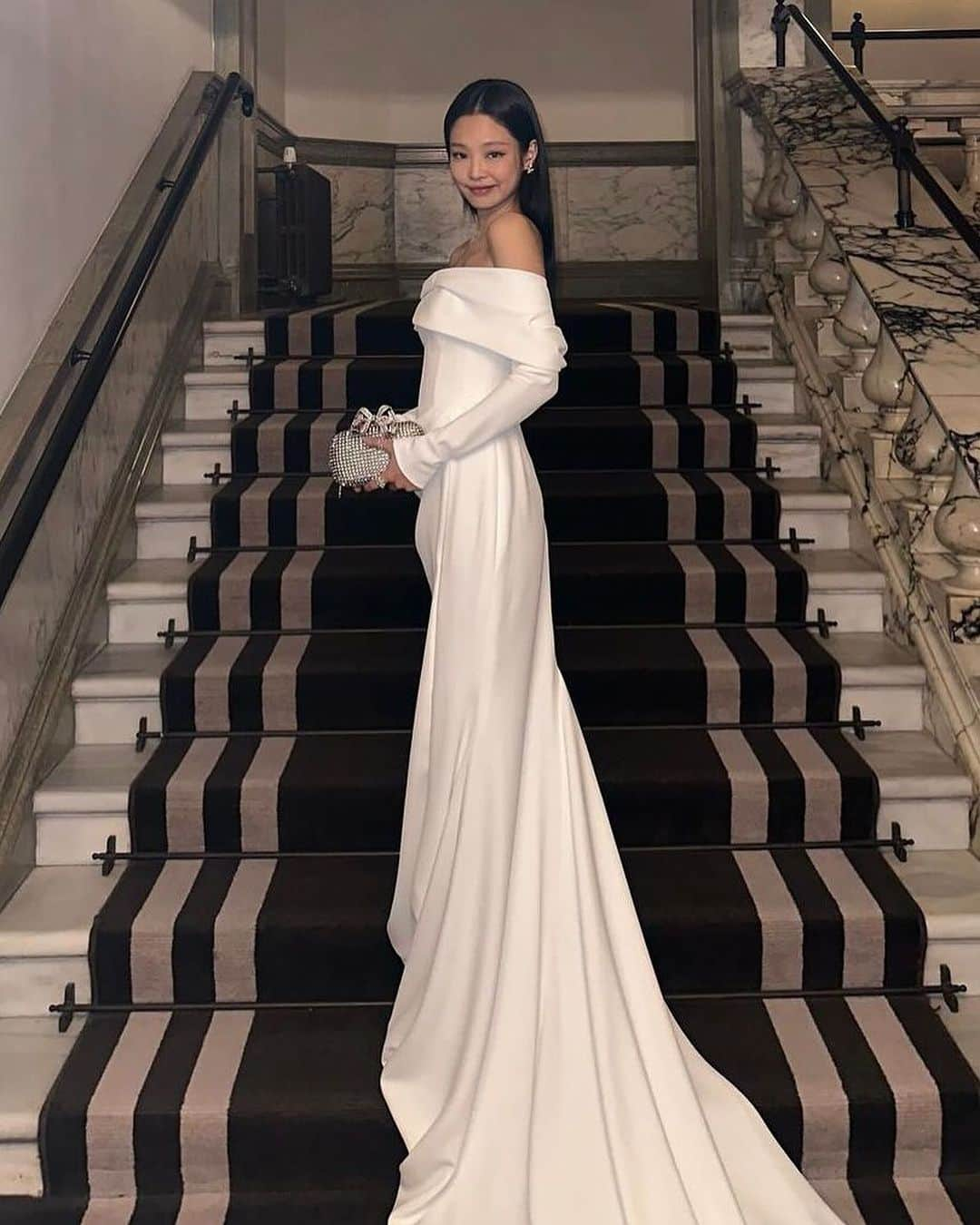 SELF PORTRAITさんのインスタグラム写真 - (SELF PORTRAITInstagram)「@jennierubyjane carrying self-portrait SELVER CHAINMAIL CLUTCH BAG attend the South Korea-UK State Banquet at Buckingham Palace.  #jennie #blackpink」11月23日 22時15分 - mrselfportrait