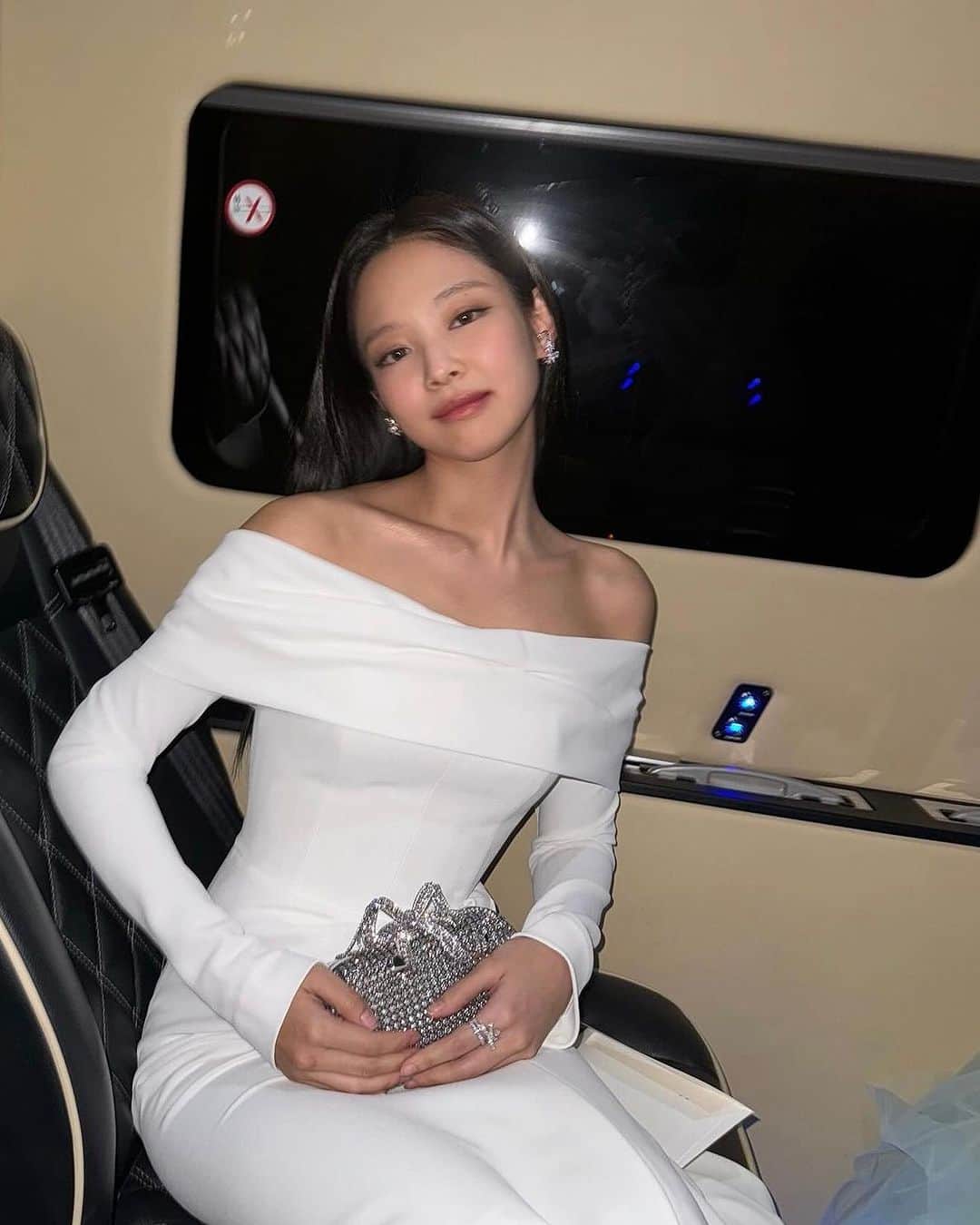 SELF PORTRAITのインスタグラム：「@jennierubyjane carrying self-portrait SELVER CHAINMAIL CLUTCH BAG attend the South Korea-UK State Banquet at Buckingham Palace.  #jennie #blackpink」