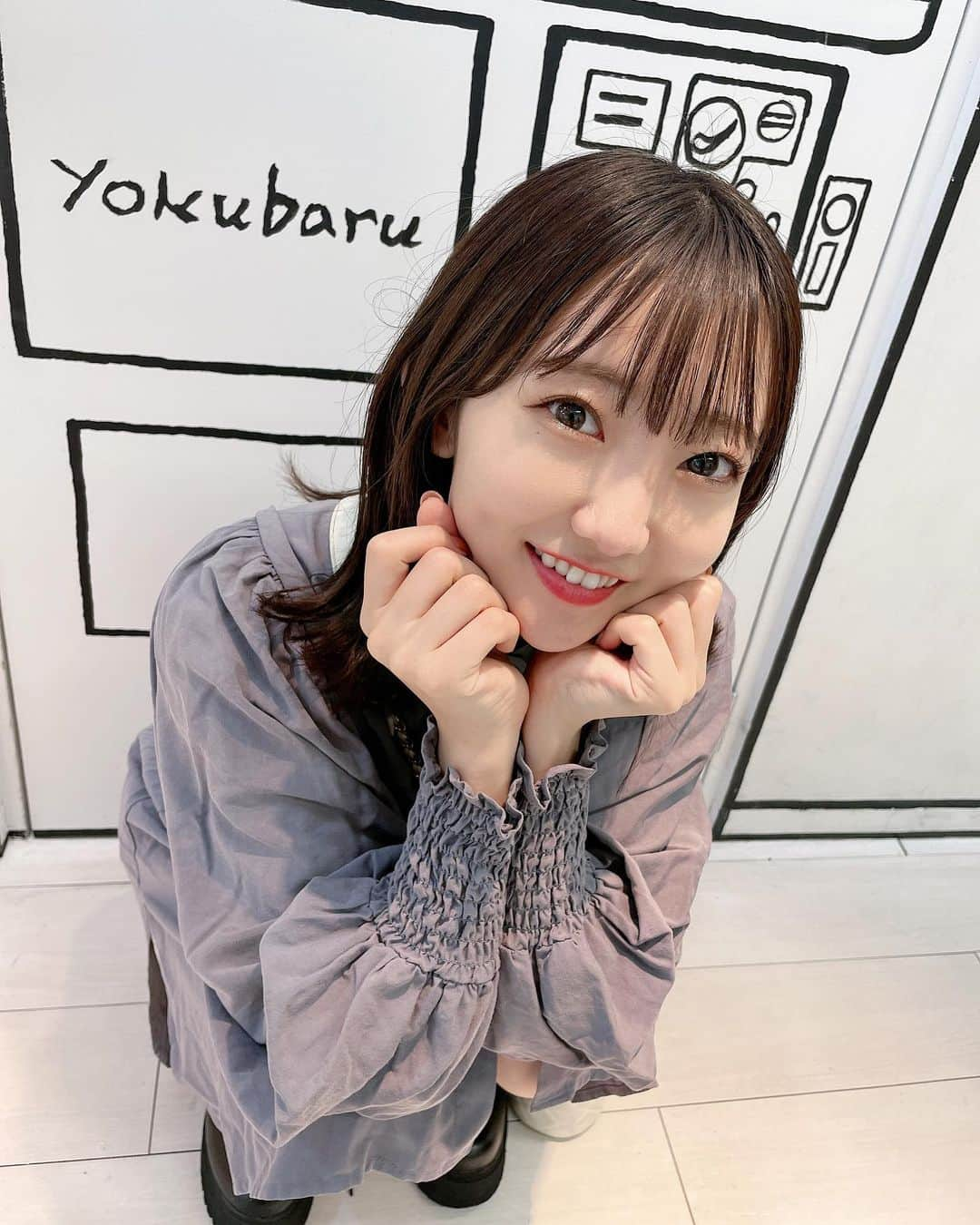 夏川愛実のインスタグラム：「⁡ ⁡ yokubaruさん💕 映えのフルーツ飴と クロッフルがおいしかったよう🤗🥰 ⁡ ⁡ #フルーツ飴#大須商店街#大須#大須カフェ#大須食べ歩き #ボブ#ロブ#ショートヘア#ヘアカラー#暗髪カラー #ヘアアレンジ#秋コーデ#淡色女子#淡色コーデ #148cm#f4f#いいね返し#l4l#フォロバ ⁡ ⁡」