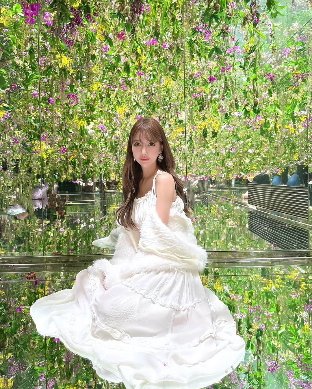 吉川ちかさんのインスタグラム写真 - (吉川ちかInstagram)「結婚式前にアンククロスで カラーとエクステをしてきました！ 人生で一番大切な日の 髪色はさくさんに任せました🥺🩷 (@ankhcross_saku ) (@ankhcross_official )  髪色は式場に合わせて少し明るめに したかったから 根元をブリーチしました✌️💕 そしてくすんだミルクティーカラーを 入れてもらいました🥺🩷  エクステはいつもより 量は多めにつけました！  アンククロスのエクステは シールだからアップヘアにした時も 分からないし 毛質もめちゃくちゃ良きだから セットしやすいみたいです🥺🩷  お陰様で結婚式でも 素敵なヘアになりました！！ さくさんありがとうございます👏💕  #アンククロス#シールエクステ#アンククロスラフト#エクステ#ミルクティーカラー#ヘアカラー#ミルクティーベージュ#ロングヘア」11月23日 22時17分 - yoshikawachika_1116