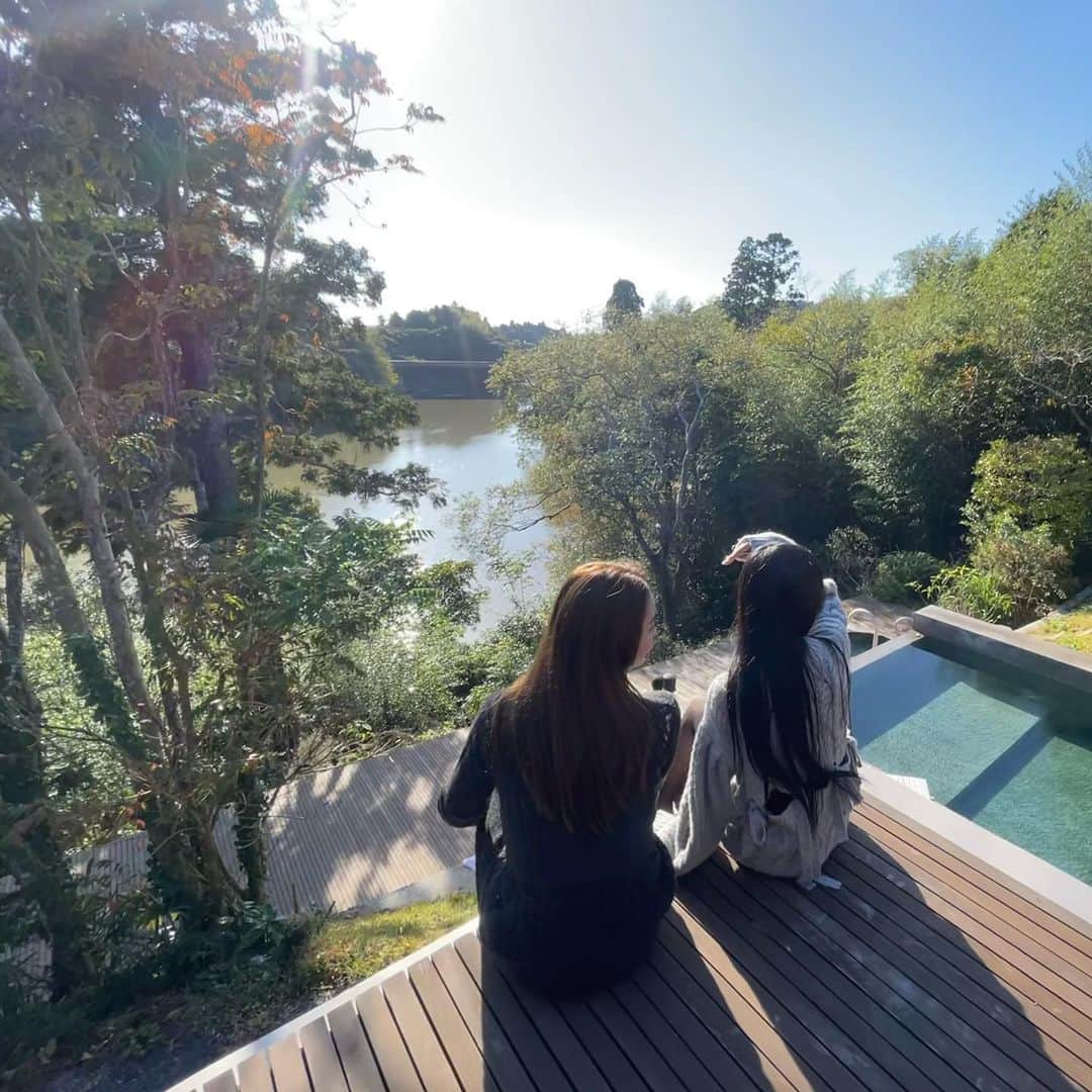 中村里砂さんのインスタグラム写真 - (中村里砂Instagram)「建築家 @tanijirimakoto さんが設計した @daichi_nature のヴィラへ日帰り旅。 自然の中で、外との境界がないような開放的な部屋が本当に気持ちが良かった☺️ プールもサウナも、すべてが最高のビュー🏞️ 千葉の食材を使ったおいしいランチを頂いたり、地元の農家さんを訪れて田んぼを散策したり、贅沢な時間を過ごしました。 @airbnb にしかない過ごし方をもっと体験したいな✨  #airbnb #airbnbjapan #pr」11月23日 22時27分 - risa_doll_