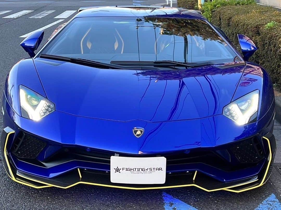 諸星伸一のインスタグラム：「⭐️FSBK S⭐️  黄色のアクセントラインがまたカッコイイ✨  #lamborghini #ランボルギーニ #morohoshi #諸星伸一 #fightingstar #ファイティングスター #fsbk #世界最強モロックマ #世界最強諸星一家 #諸星一家 #powercraft  #lexani #rockford #tokyo #japan」