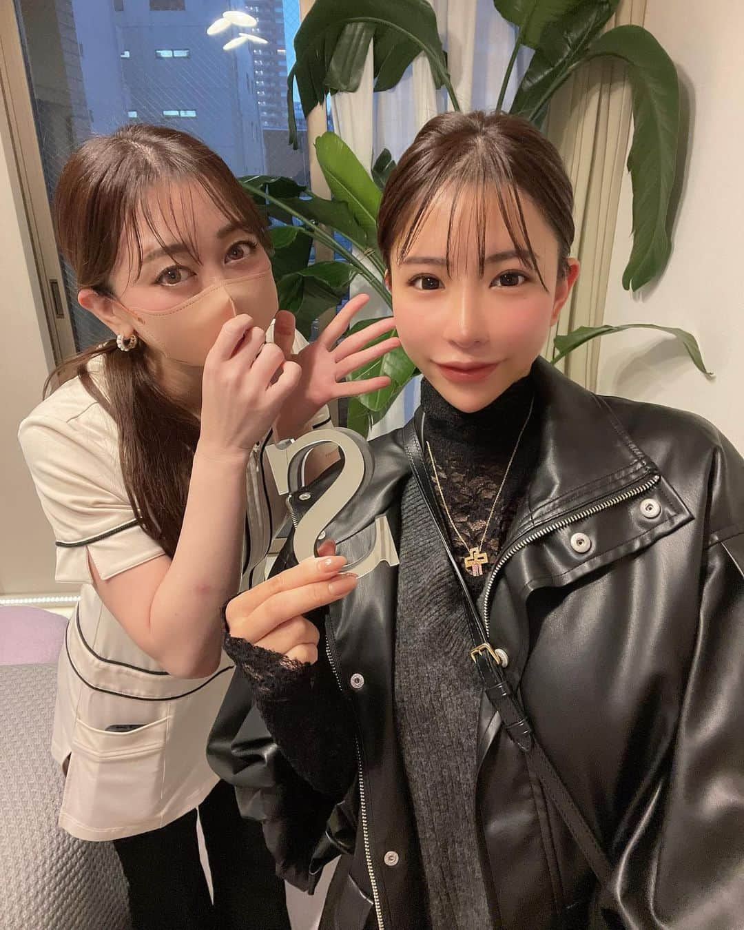 ちゃんうさのインスタグラム：「@s.beauty.salon701  新町にあるエスドットビューティーサロンさん💆すっごい流れてむくみも凝りもすっきり！ ありがとうございます🌈  @sakie110  そして、さきえさん面白くて話しすぎてしまう笑  #新町サロン #大阪 #新町 #おしゃれ #むくみ #美肌 #美白 #凝り性 #リンパマッサージ #ヘッドスパ #ドライヘッドスパ #スッキリ #ちゃんうさ #ミナミ #難波 #心斎橋 #ミナミバー #チャンピヨン」