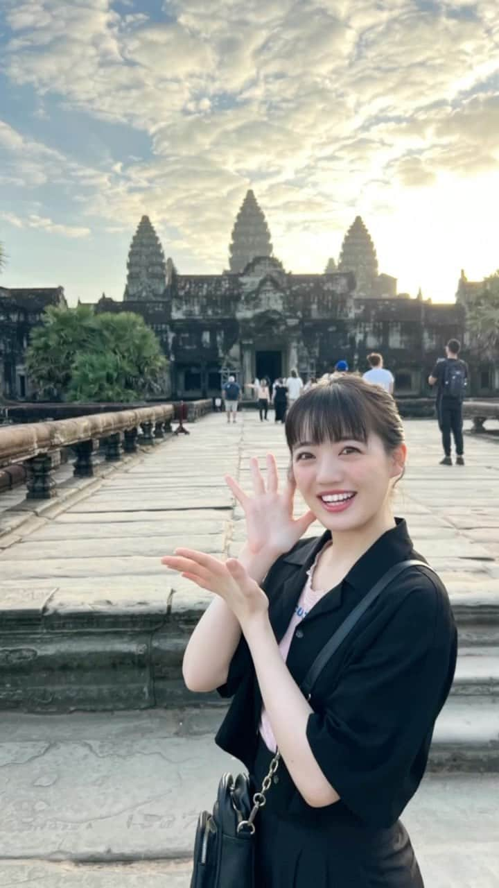 希山愛のインスタグラム：「* 朝日に照らされるアンコールワット すごく綺麗やったし、 一つ一つが素敵で行けてよかった〜😌💭  #アンコールワット #カンボジア #シェムリアップ #カンボジア旅行 #カンボジア観光 #海外旅行  #cambodia #angkorwat #followme #99line」