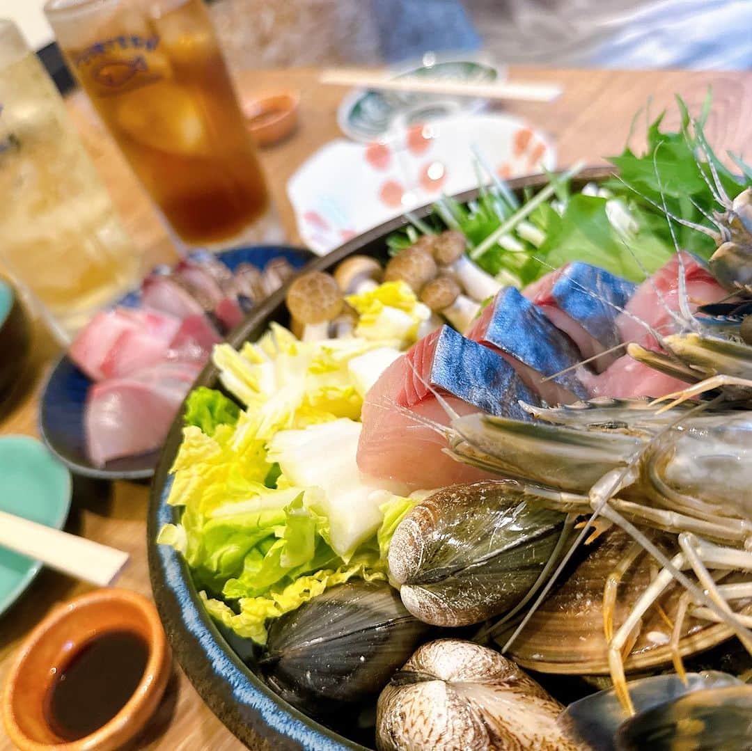 渕上万莉 さんのインスタグラム写真 - (渕上万莉 Instagram)「つり鮮の西田てんちょーから『鍋と酒飲み放題やー❗️』 って誘ってもらったから にっしゃん、仙人、コウちゃんと遊びに行ってたよ😆🍺🌴  つり鮮本店の【鍋コース】堪能して、 デザートにはキッチンカーごと来てくれた🚚✨ @tsuri_pati_cook のクレープ食べて幸せ絶頂の私たち🐖❤️  更にその後2件目は布施に移動して 『居酒屋風🏮』 妹尾くん復帰おめでとう🎉🍺✨ カナちゃんも合流で更に楽しい😆🍺  忘年会＆新年会のシーズン 釣って食べて飲んで楽しくいこうぜ😆🍺🍲❗️  西田てんちょーが頑張ってテロップ入れてくれたYouTube 絶対みてよ😘🌴🏮  お疲れ乾杯🍺❤️  #つり鮮  #つり鮮ぴっちぴちtv  #鍋パ  #忘年会 #鍋  #海鮮鍋 #クレープ #にっしゃん #フッチー」11月23日 22時21分 - mari_fuchigami