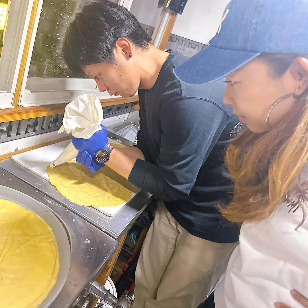 渕上万莉 さんのインスタグラム写真 - (渕上万莉 Instagram)「つり鮮の西田てんちょーから『鍋と酒飲み放題やー❗️』 って誘ってもらったから にっしゃん、仙人、コウちゃんと遊びに行ってたよ😆🍺🌴  つり鮮本店の【鍋コース】堪能して、 デザートにはキッチンカーごと来てくれた🚚✨ @tsuri_pati_cook のクレープ食べて幸せ絶頂の私たち🐖❤️  更にその後2件目は布施に移動して 『居酒屋風🏮』 妹尾くん復帰おめでとう🎉🍺✨ カナちゃんも合流で更に楽しい😆🍺  忘年会＆新年会のシーズン 釣って食べて飲んで楽しくいこうぜ😆🍺🍲❗️  西田てんちょーが頑張ってテロップ入れてくれたYouTube 絶対みてよ😘🌴🏮  お疲れ乾杯🍺❤️  #つり鮮  #つり鮮ぴっちぴちtv  #鍋パ  #忘年会 #鍋  #海鮮鍋 #クレープ #にっしゃん #フッチー」11月23日 22時21分 - mari_fuchigami