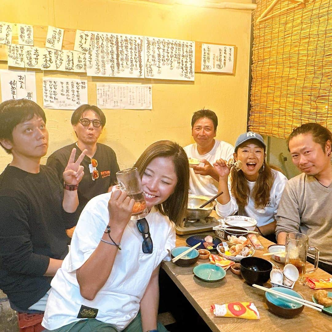 渕上万莉 のインスタグラム：「つり鮮の西田てんちょーから『鍋と酒飲み放題やー❗️』 って誘ってもらったから にっしゃん、仙人、コウちゃんと遊びに行ってたよ😆🍺🌴  つり鮮本店の【鍋コース】堪能して、 デザートにはキッチンカーごと来てくれた🚚✨ @tsuri_pati_cook のクレープ食べて幸せ絶頂の私たち🐖❤️  更にその後2件目は布施に移動して 『居酒屋風🏮』 妹尾くん復帰おめでとう🎉🍺✨ カナちゃんも合流で更に楽しい😆🍺  忘年会＆新年会のシーズン 釣って食べて飲んで楽しくいこうぜ😆🍺🍲❗️  西田てんちょーが頑張ってテロップ入れてくれたYouTube 絶対みてよ😘🌴🏮  お疲れ乾杯🍺❤️  #つり鮮  #つり鮮ぴっちぴちtv  #鍋パ  #忘年会 #鍋  #海鮮鍋 #クレープ #にっしゃん #フッチー」