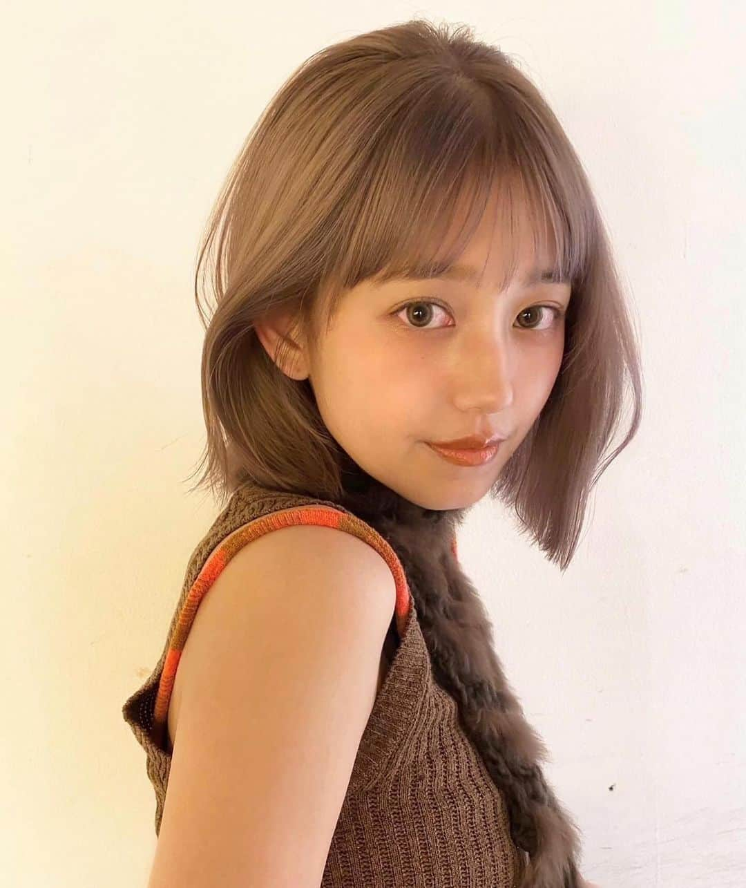 SHIMAのインスタグラム：「. < SHIMA HITHAIR -November- > . [ creamy beige / layer cut ] 色素が薄く見えるbeige color と 結べるlayer bob . ◆担当：HARAJUKU店 中村 光希 @tsukieey  ◆menu：カット&ケアブリーチ&プレミアムカラー ◆使用スタイリング剤：#richoil #seekessence  . @shima__harajuku #shimaharajuku #shima #shimahithair」