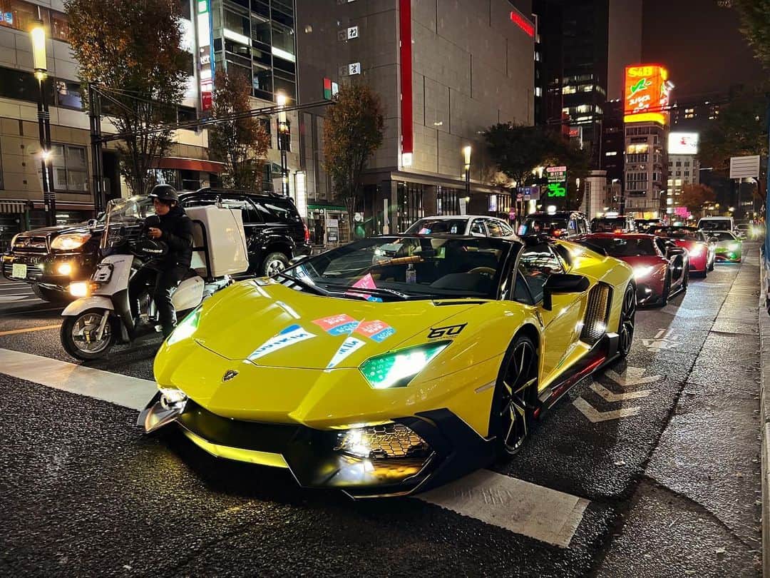 諸星伸一さんのインスタグラム写真 - (諸星伸一Instagram)「⭐️ナイター⭐️  夜のお誘いをうけ走ってきました✨  暖かい11月の夜は気持ちよかった✨  カスタムランボルギーニ納車おめでとうございます✨  #lamborghini #ランボルギーニ #morohoshi #諸星伸一 #fightingstar #ファイティングスター #fsbk #世界最強モロックマ #世界最強諸星一家 #諸星一家 #powercraft  #lexani #rockford #tokyo #japan」11月23日 22時22分 - morohoshi7777