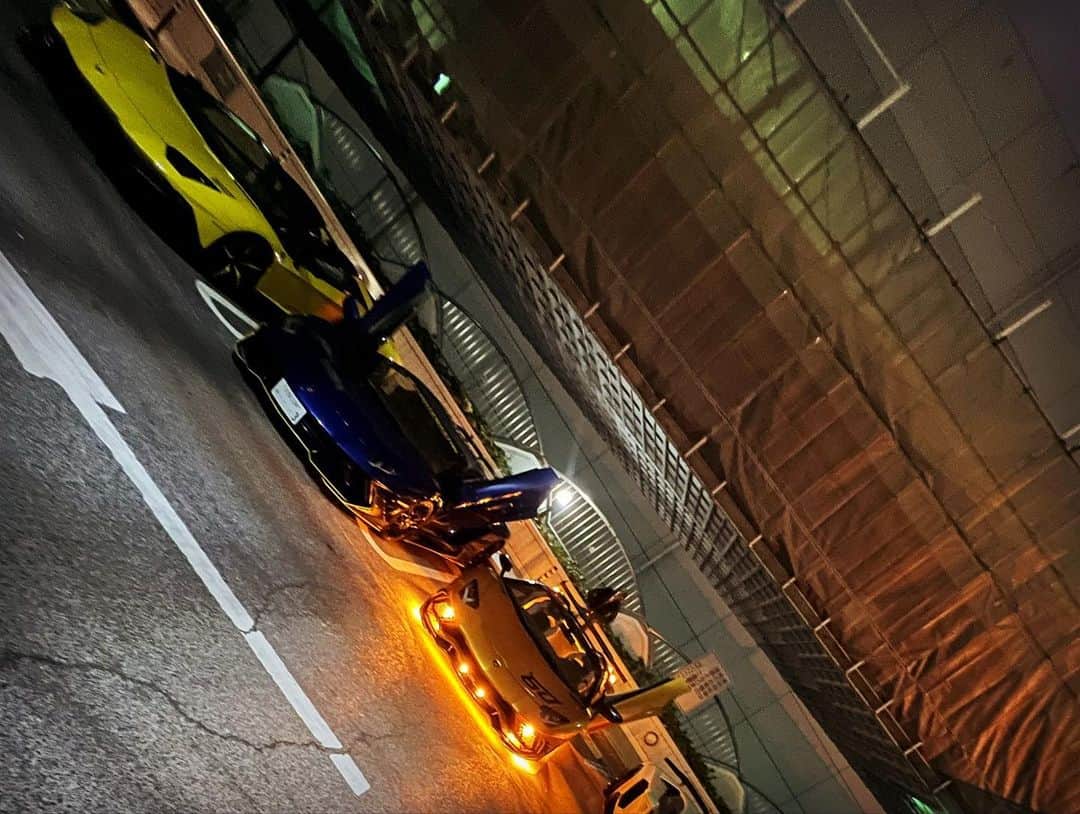 諸星伸一さんのインスタグラム写真 - (諸星伸一Instagram)「⭐️ナイター⭐️  夜のお誘いをうけ走ってきました✨  暖かい11月の夜は気持ちよかった✨  カスタムランボルギーニ納車おめでとうございます✨  #lamborghini #ランボルギーニ #morohoshi #諸星伸一 #fightingstar #ファイティングスター #fsbk #世界最強モロックマ #世界最強諸星一家 #諸星一家 #powercraft  #lexani #rockford #tokyo #japan」11月23日 22時22分 - morohoshi7777