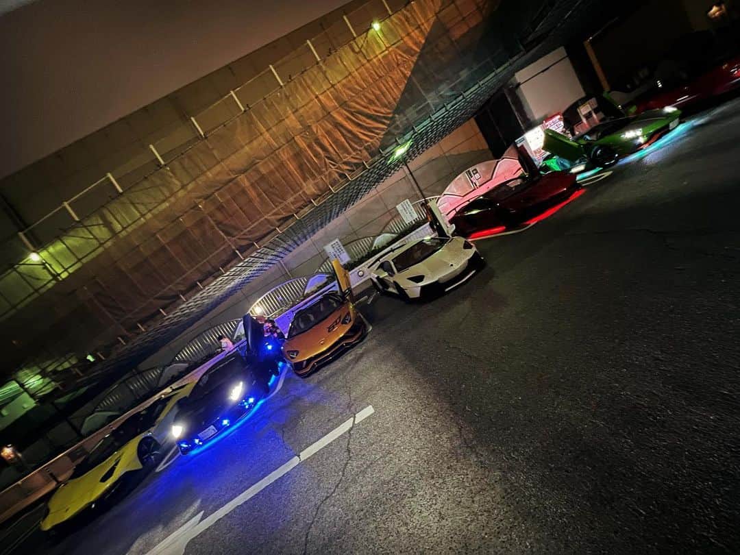 諸星伸一さんのインスタグラム写真 - (諸星伸一Instagram)「⭐️ナイター⭐️  夜のお誘いをうけ走ってきました✨  暖かい11月の夜は気持ちよかった✨  カスタムランボルギーニ納車おめでとうございます✨  #lamborghini #ランボルギーニ #morohoshi #諸星伸一 #fightingstar #ファイティングスター #fsbk #世界最強モロックマ #世界最強諸星一家 #諸星一家 #powercraft  #lexani #rockford #tokyo #japan」11月23日 22時22分 - morohoshi7777