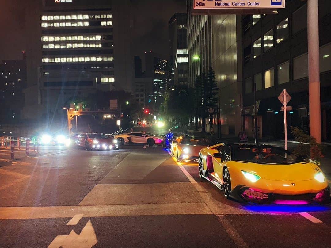 諸星伸一さんのインスタグラム写真 - (諸星伸一Instagram)「⭐️ナイター⭐️  夜のお誘いをうけ走ってきました✨  暖かい11月の夜は気持ちよかった✨  カスタムランボルギーニ納車おめでとうございます✨  #lamborghini #ランボルギーニ #morohoshi #諸星伸一 #fightingstar #ファイティングスター #fsbk #世界最強モロックマ #世界最強諸星一家 #諸星一家 #powercraft  #lexani #rockford #tokyo #japan」11月23日 22時22分 - morohoshi7777