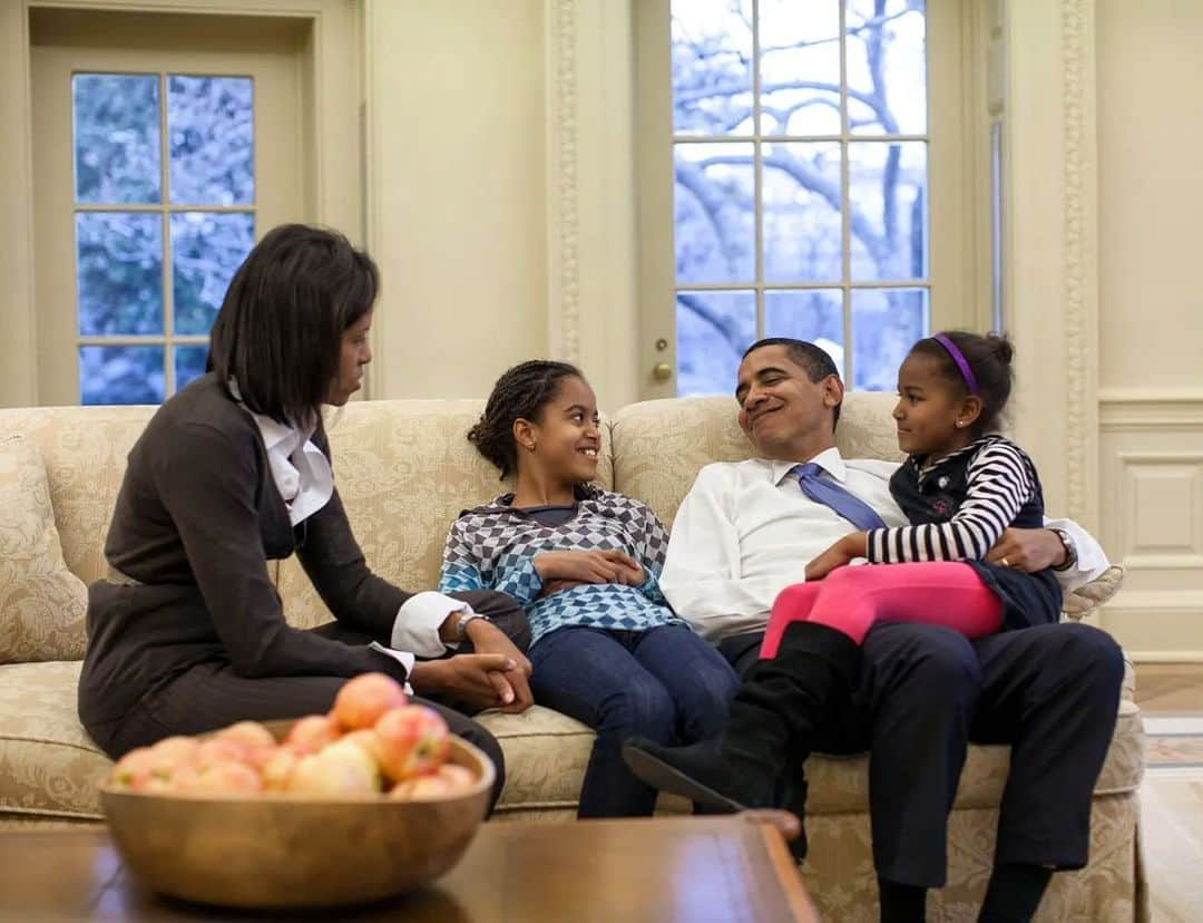 Barack Obamaのインスタグラム：「Happy Thanksgiving, everybody! I hope you all take a moment to give thanks for all of life's blessings — including the brave men and women who are serving our country away from home. From the Obama family to yours, have a wonderful day.」