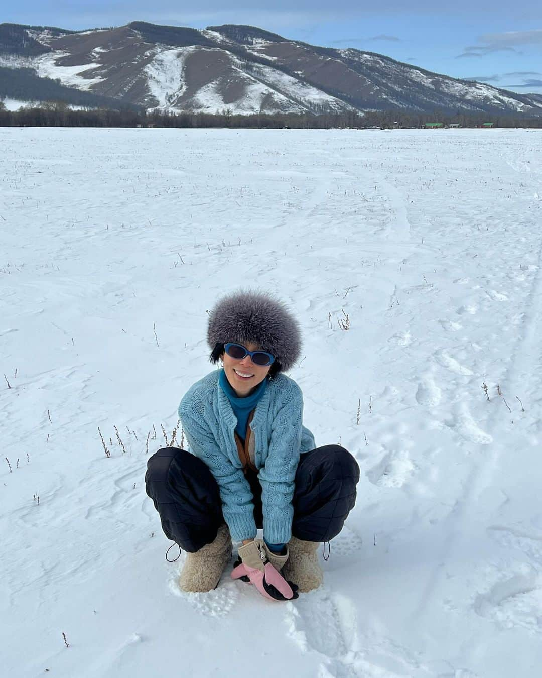 キム・ナヨンさんのインスタグラム写真 - (キム・ナヨンInstagram)「새하얀 눈밭을 백마를 타고 걷는 경험도 해보고 양이 700마리나 있는 유목민이랑도 만나보고 난생 처음 사막도 밟아보고 그냥 몽골 만세다! 🇲🇳 또 간다 몽골!」11月23日 22時25分 - nayoungkeem