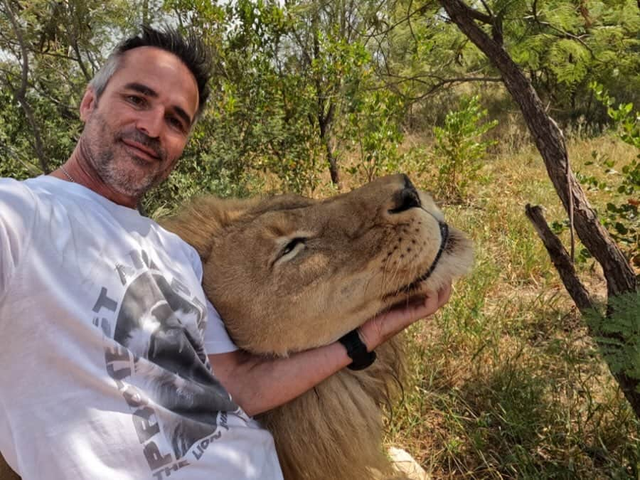 Kevin Richardson LionWhisperer さんのインスタグラム写真 - (Kevin Richardson LionWhisperer Instagram)「I’m thrilled to share the exciting news that Teemill is now in America! They’ve expanded their services to the USA with the launch of a new print on demand fulfilment facility. All your favourites and new styles are available with larger sizing. Shipping will be much faster and the recycling remill program is now there too which means you can scan the barcode of your old t shirt & send it back for a new one that’s been remanufactured out of recycled cotton. 🙌🏼  #teemill #remill #teemillstore #lionwhisperertv」11月23日 22時36分 - lionwhisperersa