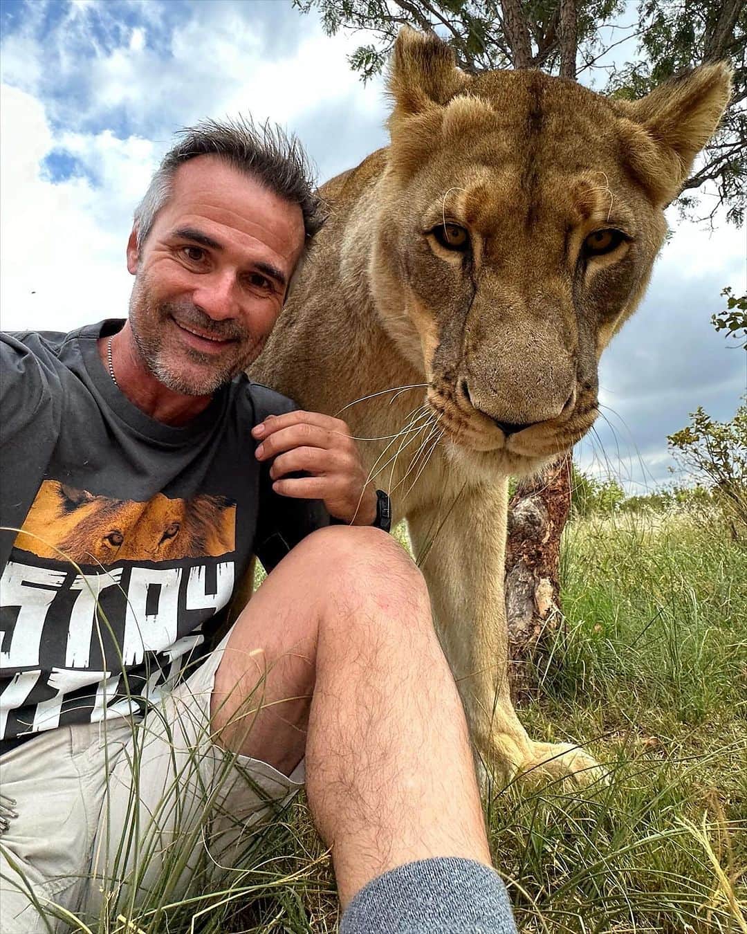 Kevin Richardson LionWhisperer さんのインスタグラム写真 - (Kevin Richardson LionWhisperer Instagram)「I’m thrilled to share the exciting news that Teemill is now in America! They’ve expanded their services to the USA with the launch of a new print on demand fulfilment facility. All your favourites and new styles are available with larger sizing. Shipping will be much faster and the recycling remill program is now there too which means you can scan the barcode of your old t shirt & send it back for a new one that’s been remanufactured out of recycled cotton. 🙌🏼  #teemill #remill #teemillstore #lionwhisperertv」11月23日 22時36分 - lionwhisperersa