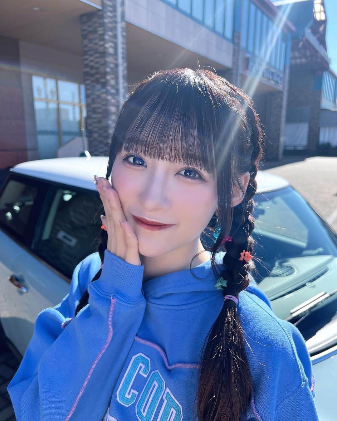 音嶋莉沙のインスタグラム：「カップリング曲 『ドライブ　デート　都内』 MVが公開されました🚗³₃🏙 とっても可愛い曲で一緒にドライブデートしてる気持ちで聞いてもらえたらと思います！！ ダンスシーンでは久しぶりに三つ編みしたよ〜♡」