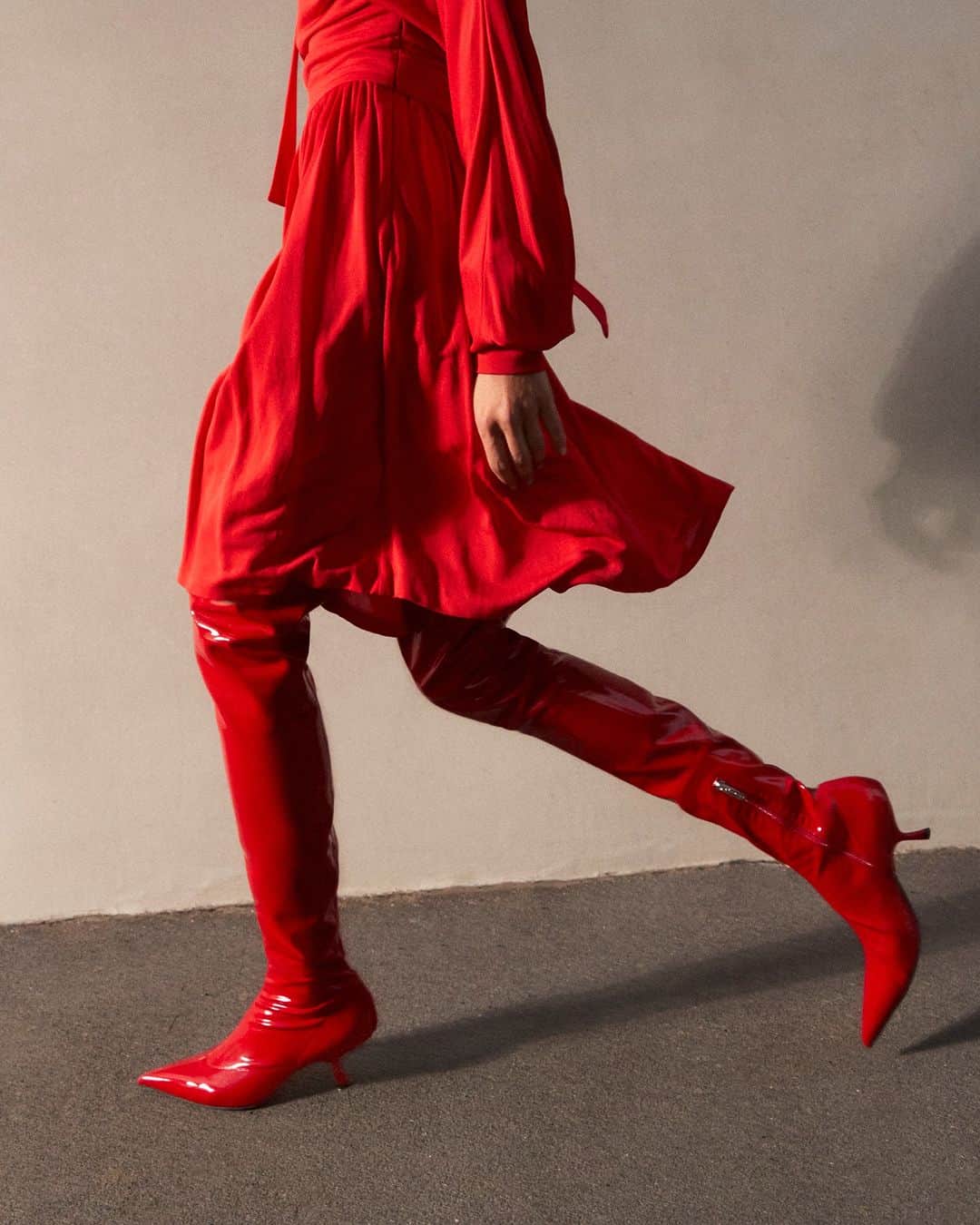 Sergio Rossiさんのインスタグラム写真 - (Sergio RossiInstagram)「Featuring a striking profile, the #srMaike over-the-knee boot showcases an elegant geometric heel and a pointed toe, all cloaked in an audacious red stretch latex. An unconventional and personality-infused twist for the modern woman seeking a bold and adventurous style. #SergioRossi」11月23日 22時30分 - sergiorossi
