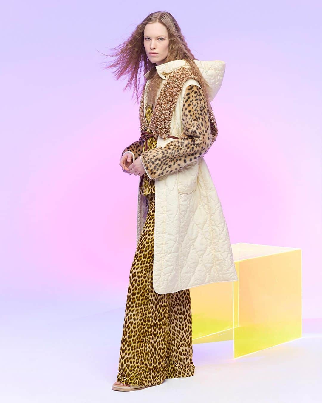 フォルテフォルテさんのインスタグラム写真 - (フォルテフォルテInstagram)「animalier breakfast: quilted coat in nylon with sleeves in spotted eco–fur and silk velvet for the new, wild chic “twilight leopard” pajamas. a knitted waistcoat in lamé tweed provides a special touch of light. on the feet, fussbett in patent leather and eco–shearling in ivory color. #forte_forte #aw23 #auroraborealis #inverno #iridescence #dreams #magic #poetic #feminine #fluid #madeinitaly」11月23日 22時30分 - forte_forte