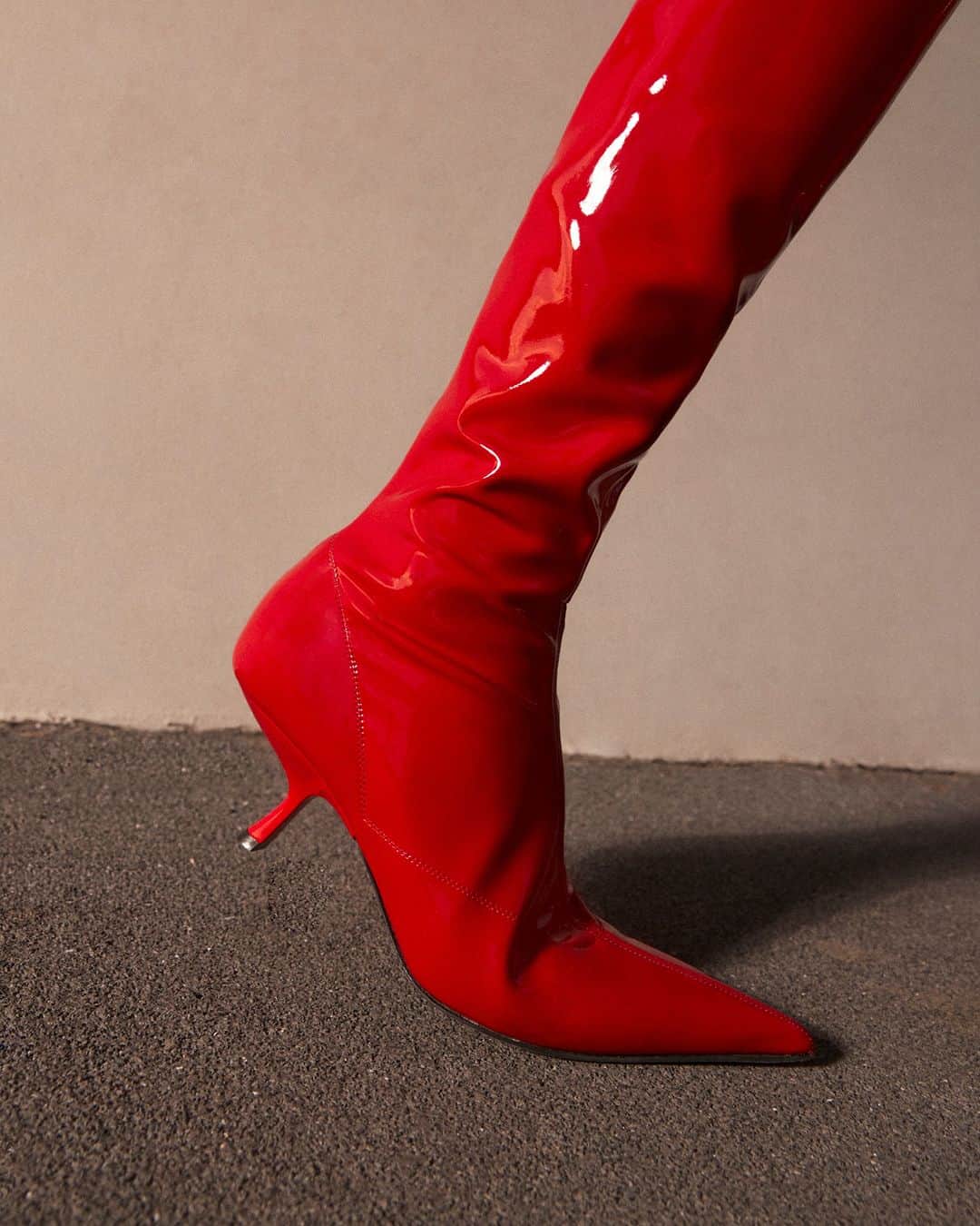 Sergio Rossiのインスタグラム：「Featuring a striking profile, the #srMaike over-the-knee boot showcases an elegant geometric heel and a pointed toe, all cloaked in an audacious red stretch latex. An unconventional and personality-infused twist for the modern woman seeking a bold and adventurous style. #SergioRossi」
