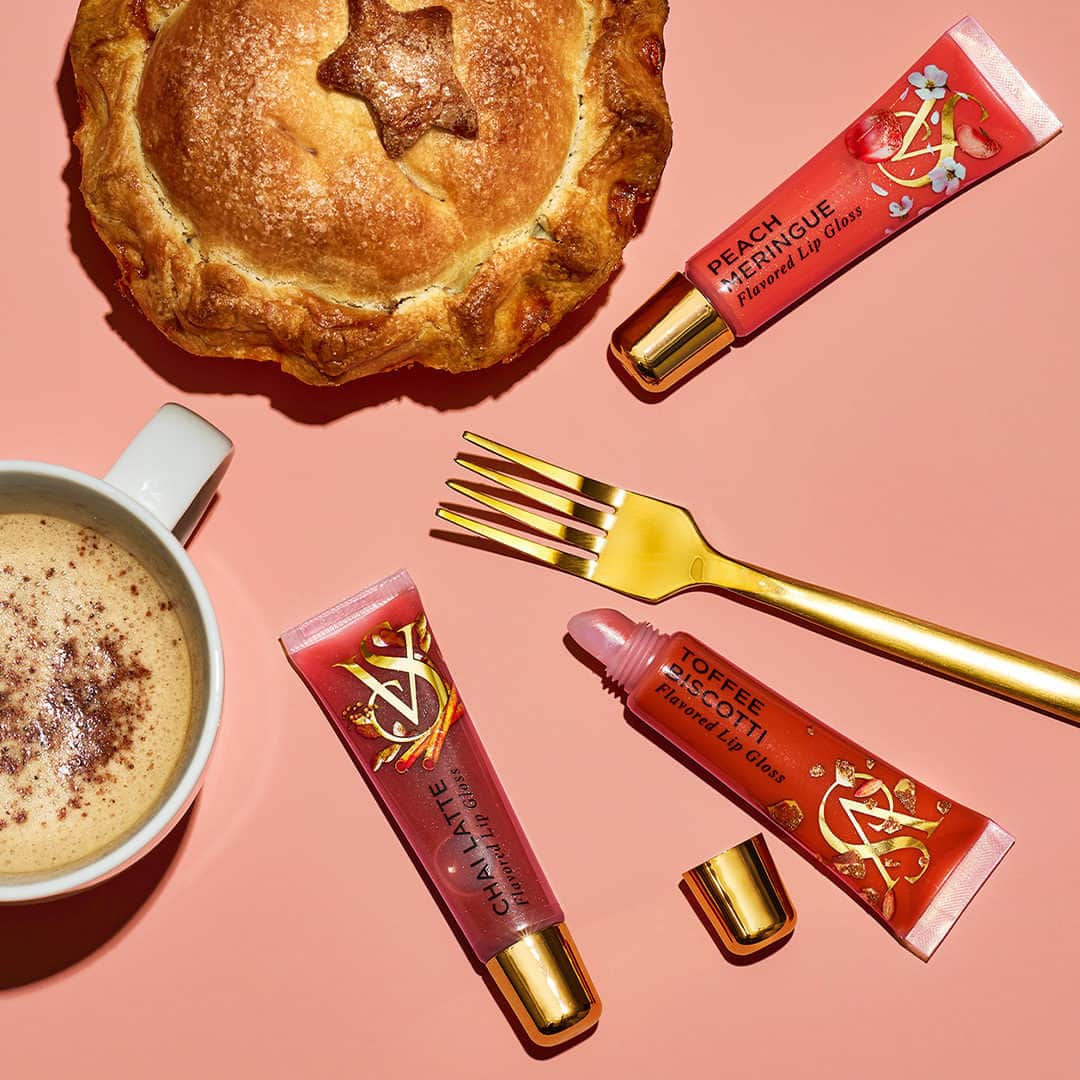 ヴィクトリアズ・シークレットのインスタグラム：「Today, we hope you sleep in, watch the parade in your PJs, and spend time with loved ones. Whatever you’re doing, from our VS family to yours, we wish you a very Happy Thanksgiving.    And while our stores may be closed, you can still shop online in between the second serving and cozy holiday movie.」