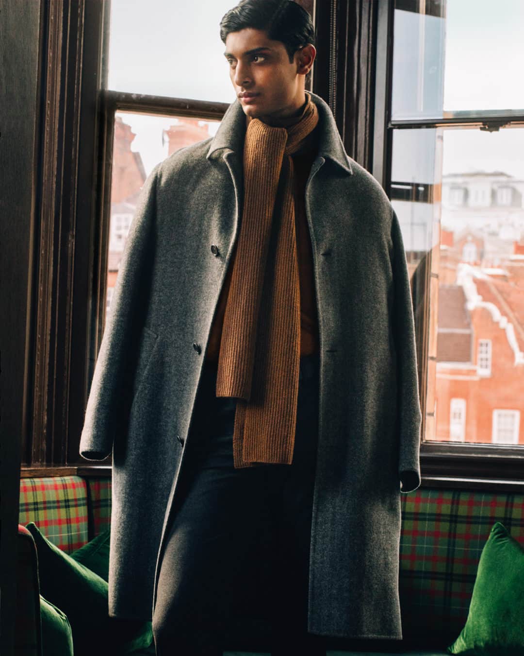 ダンヒルのインスタグラム：「Casual elegance for the festive season and gifting ideas reimagined by dunhill in-store and online at dunhill.com  A timeless combination of ultra-soft cashmere and wool pieces deliver warmth, comfort and laidback luxury – as worn by @pratiksshetty in Mayfair.   Photographed by Robbie Lawrence (@robbiel1) and styled by @stuartvwilliamson.」