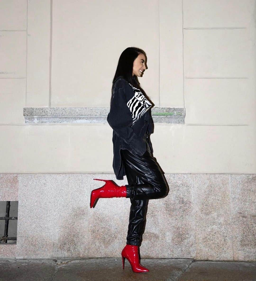 CALZEDONIAのインスタグラム：「@chiarabiasi wearing our Leather effect Leggings!   #calzedonia」