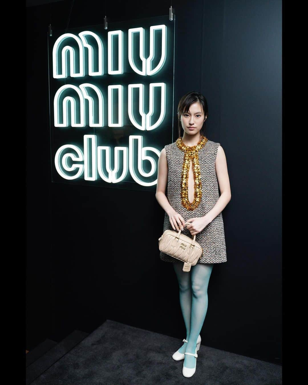 恒松祐里さんのインスタグラム写真 - (恒松祐里Instagram)「*̣̩⋆̩* 日本で初の開催となる「Miu Miu Club Tokyo」に参加してきました🤍 今回のMiu Miu Club Tokyoは“能”にスポットライトを当てており、私自身今日人生で初めて“能”を観劇してきました。  数少ない女性能楽師の一人である鵜澤光さんの舞を拝見して、能の美しさと静かな圧に圧倒されました。  Miu Miu青山店では、女性能面制作師の宇髙景子さんが制作された小癋見(こべしみ)、増女(ぞうおんな)、獅子口(ししぐち)の3種類の面を11月25日(土)まで展示しています。 能面を近くで見られる機会はなかなか無いので、これを機に是非立ち寄ってみては如何でしょうか🖤  @miumiu #MiuMiu #MIUMIUCLUBTOKYO #PR」11月23日 22時38分 - yuri_tune