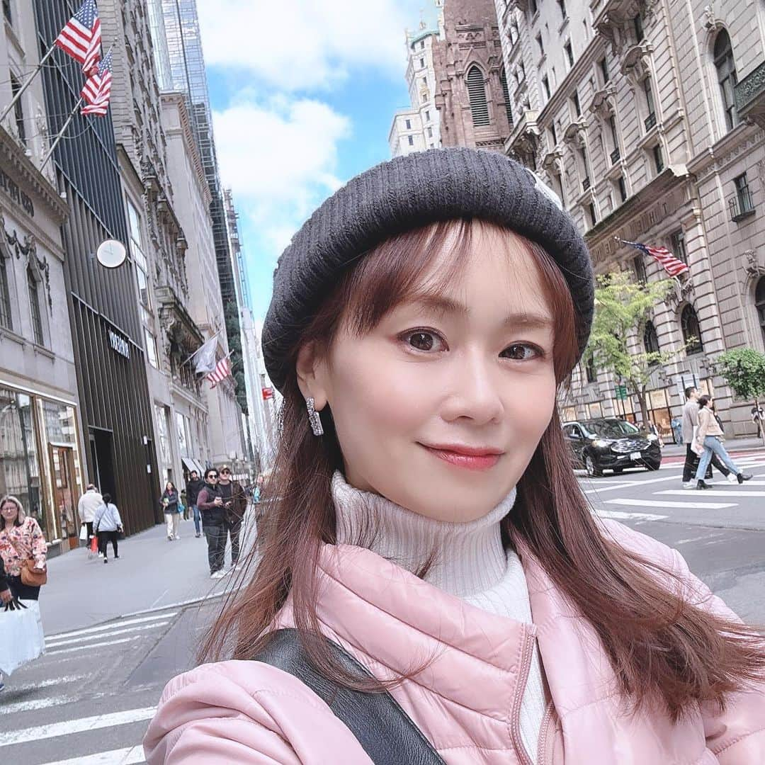 大和姫呂未さんのインスタグラム写真 - (大和姫呂未Instagram)「2023.10 NYの旅🗽  食うか食われるかみたいな街だなって思います。  普段使ってないアンテナがピコンと立ちます。 生き残りたい~！生き残りたい~！（byライオン） リアルライオンが脳裏に流れます（いや、本当の所は、流れないですが） 背筋ピンとしました。  ブロードウェイミュージカルは最高すぎました。ハデスタウンを観ました☺️  #ny #NY#ニューヨーク#ライオン #旅 #シンガーソングライター #ブロードウェイミュージカル #ハデスタウン」11月23日 22時41分 - hiroron333