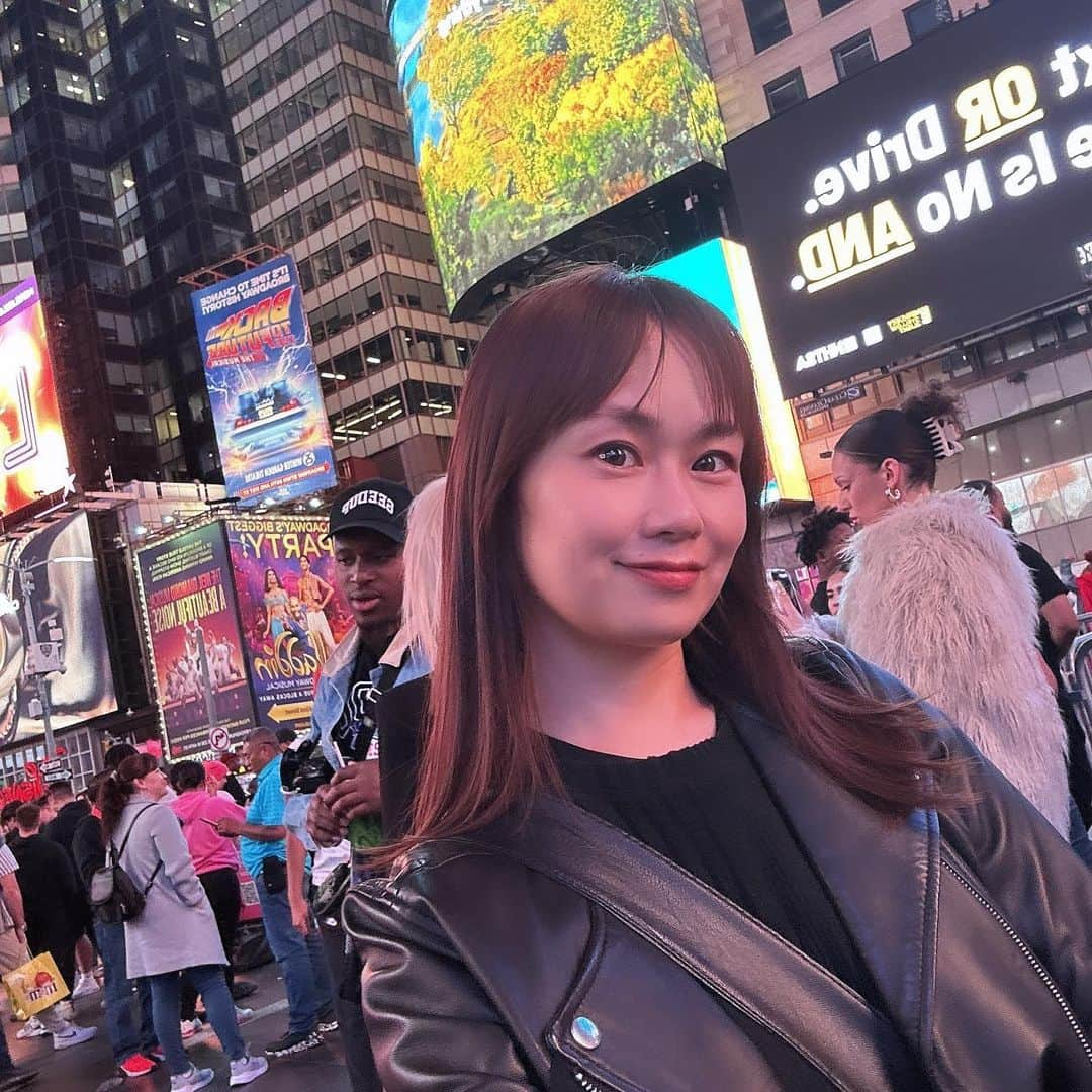 大和姫呂未さんのインスタグラム写真 - (大和姫呂未Instagram)「2023.10 NYの旅🗽  食うか食われるかみたいな街だなって思います。  普段使ってないアンテナがピコンと立ちます。 生き残りたい~！生き残りたい~！（byライオン） リアルライオンが脳裏に流れます（いや、本当の所は、流れないですが） 背筋ピンとしました。  ブロードウェイミュージカルは最高すぎました。ハデスタウンを観ました☺️  #ny #NY#ニューヨーク#ライオン #旅 #シンガーソングライター #ブロードウェイミュージカル #ハデスタウン」11月23日 22時41分 - hiroron333