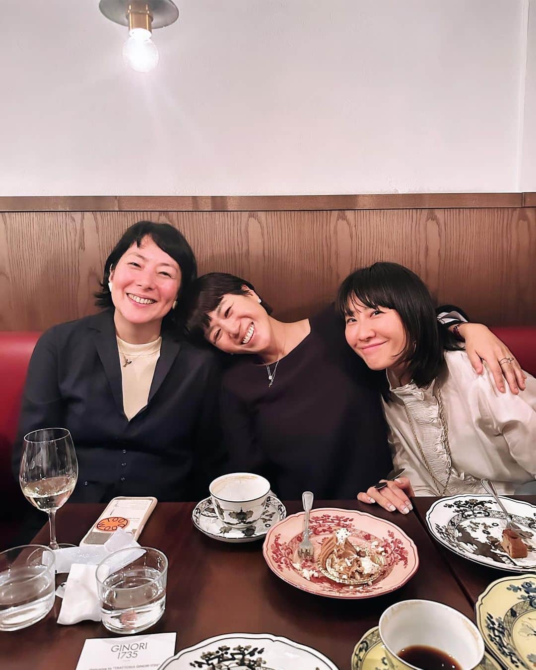 風間ゆみえのインスタグラム：「二十四節気では19番目になる節気「立冬」を迎え、そろそろ冬支度をとクローゼットを整えたところ、この夜はまだジャケット一枚で出かけ、帰り道の散歩が気持ちいいと感じられた。  代々木八幡にあるアットホームなイタリアンバール＆レストラン 1500（ミレチンクエチェント）で、一夜限りの 「."TRATTORIA GINORI 1735” 」GINORIの新作を含めた色とりどりのOriente Italianoプレートで楽しめるという魅力的なディナーにご招待いただきました。  @ginori1735」