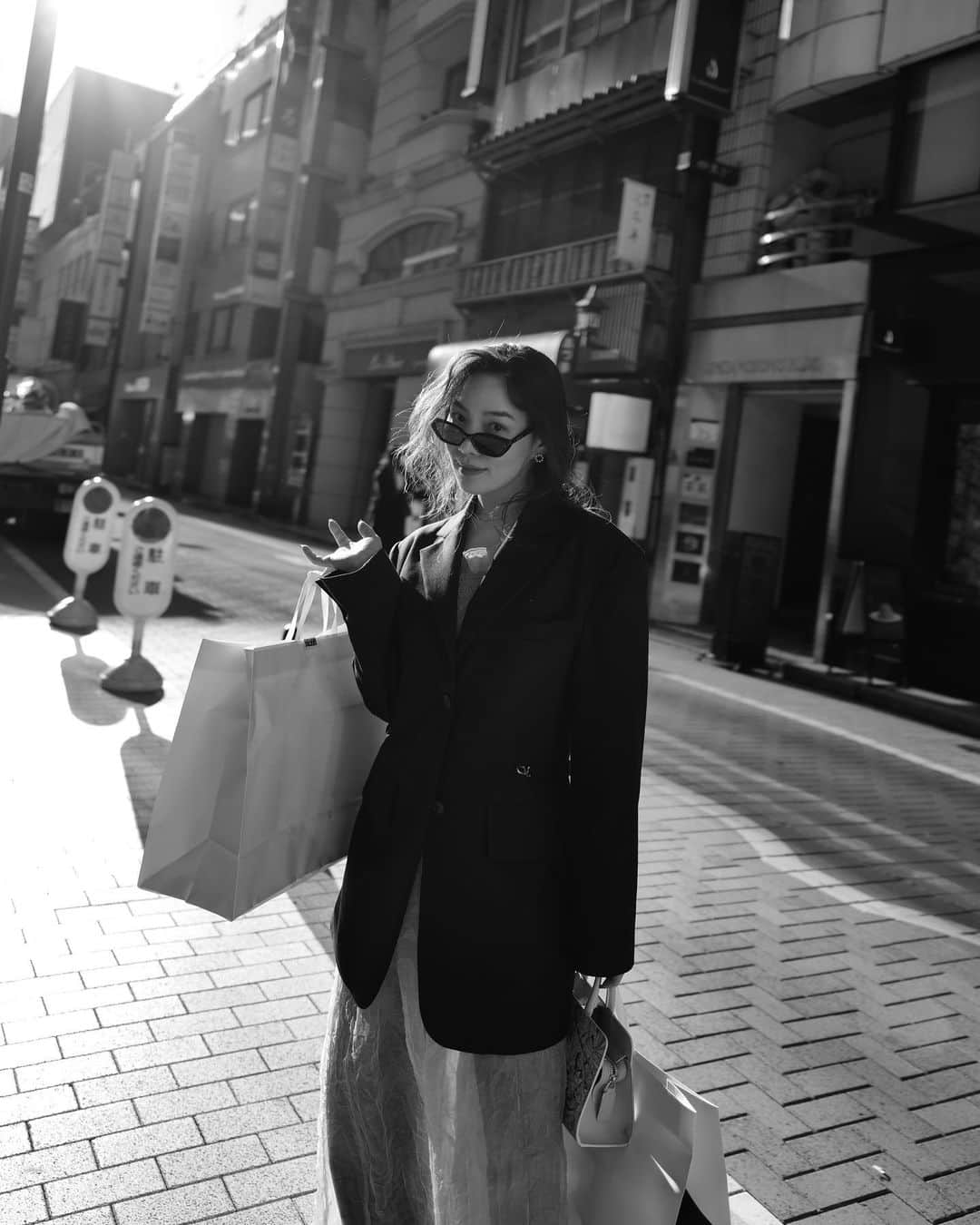 チェ・ヒソさんのインスタグラム写真 - (チェ・ヒソInstagram)「モノクロ - ̗̀🤍🖤 ̖́- 서울입니다만, 사진은 #도쿄  #leicaq2 📸  #streetphotography」11月23日 22時43分 - lunadelizia