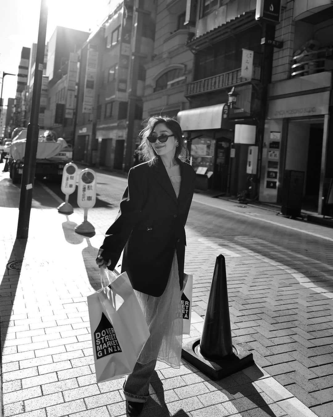 チェ・ヒソのインスタグラム：「モノクロ - ̗̀🤍🖤 ̖́- 서울입니다만, 사진은 #도쿄  #leicaq2 📸  #streetphotography」