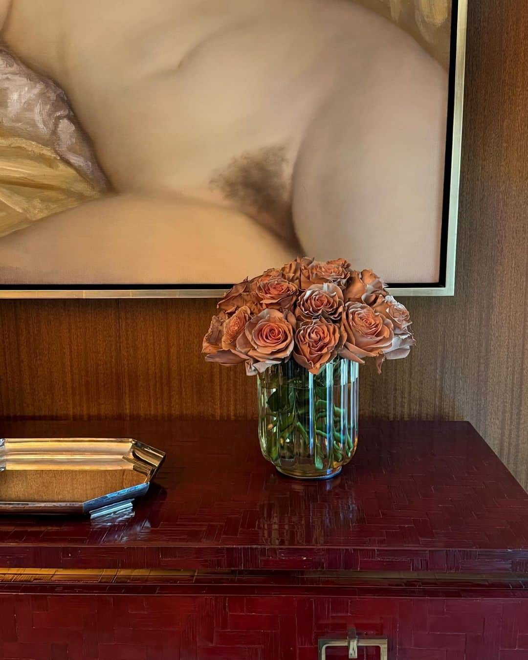 マーク・ジェイコブスのインスタグラム：「thank you for the nude roses my love  @chardefrancesco   detail Gold Coast, John Currin.  #lorigindumonde #thanks,GIVING #rosebush #gratefulnothateful」