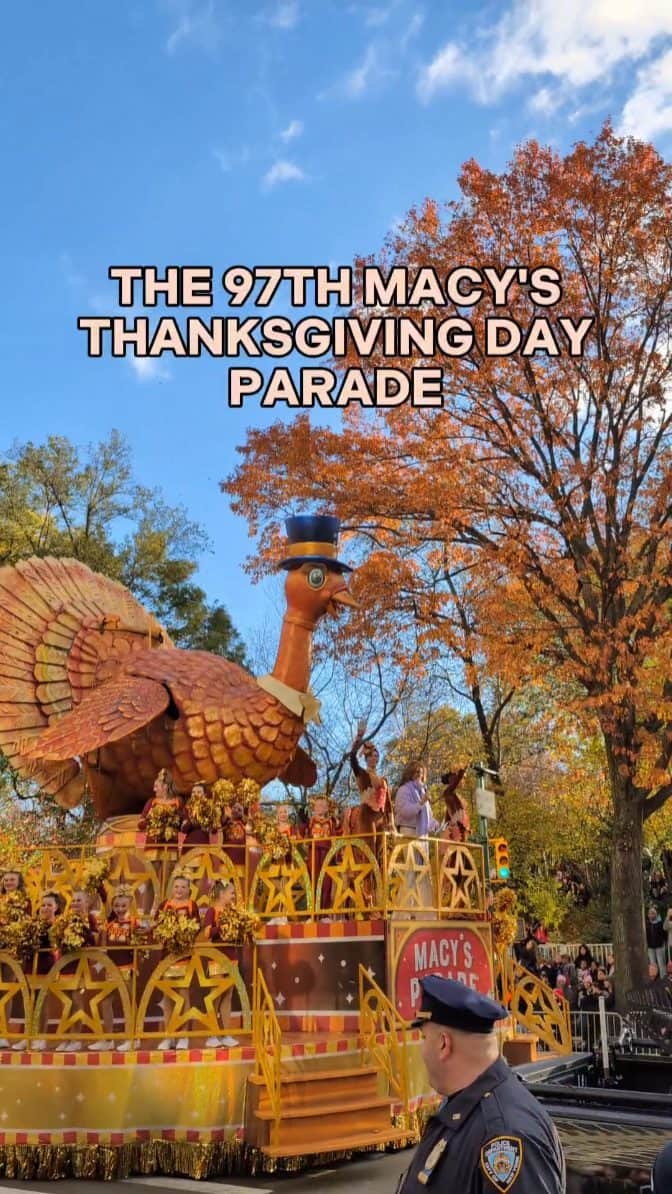 Guido Gutiérrez Ruizのインスタグラム：「It's just magical" this is the phrase an elderly woman told me on 86th and Amsterdam Ave. as she asked me if I have ever seen the parade and told her it was my first time. Her happy eyes and glowed up smiling face when talking to me made me even more excited for this event. Truly what a magical and memorable experience. 🦃🎉🍂 #Guigurui  "Es simplemente mágico", esta es la frase que me dijo una abuelita en la calle 86 y Amsterdam Ave. mientras me preguntaba si alguna vez había visto el desfile y le decía que era mi primera vez.  Sus alegres ojos y su cara sonriente y radiante cuando hablaba conmigo me ilusionaron aún más por ver este evento. Realmente fue una experiencia mágica y memorable.  #MacysThanksgivingParade #Thanksgiving #ThanksgivingParade #november #nyc #newyork #manhattan #macysparade」