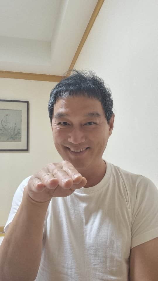 コ・ミョンファンのインスタグラム：「아침긍정확언 724일째!  멀어질 때 멀어지더라도!!!  #고명환  #고명환글 #고명환낭독 #오디오북 #비디오북치열하게시리즈 #독서스타그램 #글쓰기 #인문학 #북스타그램 #책스타그램 #경제적자유 #아침긍정확언 #이책은돈버는법에관한이야기 #천일동지 #1000일동지 #천동 #나는어떻게삶의해답을찾는가」