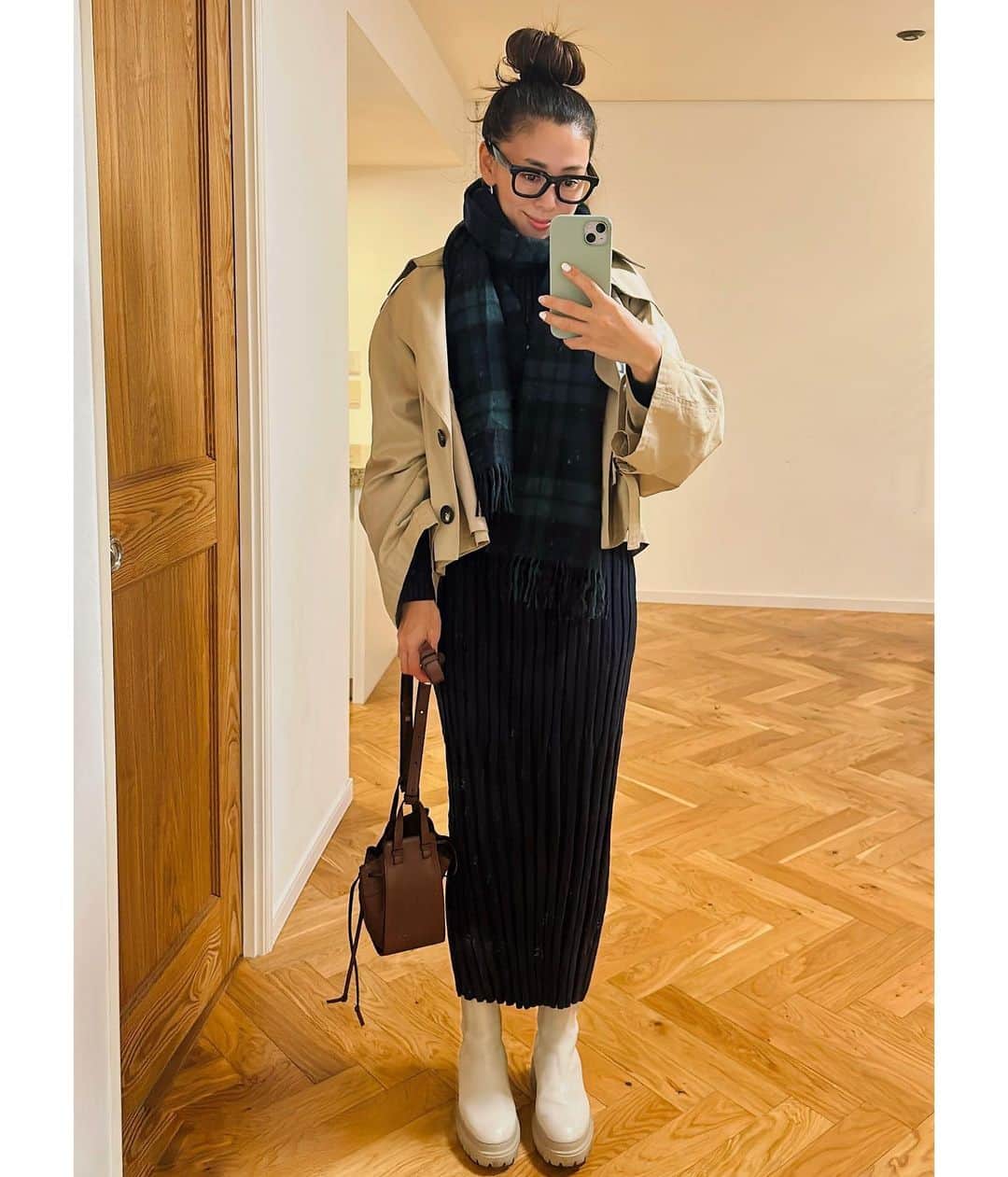 野沢和香のインスタグラム：「トラッドstyleにかかせない🖤@the_newhouse × @theinouebrothers  のブラックウォッチのストール 希少なアルパカを使った極上の肌触り✨とタイムレスなデザインがたまらない🙌 大判なのに薄くて軽いので✨シーズンレスに色んなシーンに持ち運べちゃうし強い味方。 なんと素材が貴重すぎて💦来年の発売はないそうだけど受注を今日23：59まで受け付けてるって！お見逃しなく〜🤍」