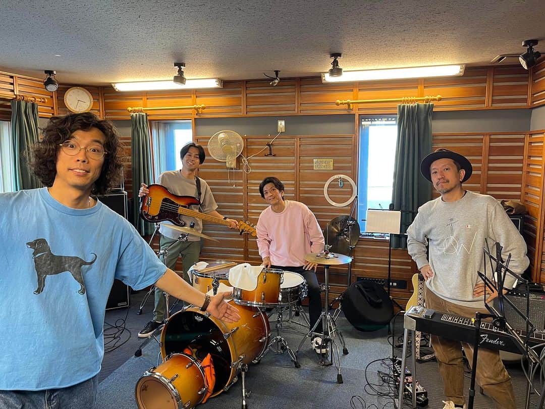 広沢タダシのインスタグラム：「リハーサル終了！  やっぱりバンドは集まって音出さなね〜。素晴らしいメンバーとのライブはいよいよ明日、大阪です！  Vo,Ag:広沢タダシ　Dr:中村優規　Bass:岡本陽一　Gt:高井城治　Painting:松井智恵美  明日JANUSで待ってるよん！ https://www.hirosawatadashi.com/schedule」