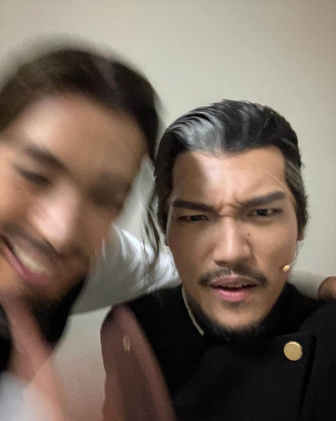 黒羽麻璃央のインスタグラム：「#LUPIN 本日もありがとうございました！  さぁ残すはあと4回でございます。 勢いよく頑張りたいものです。 この写真のように。  そういえば、何やら私事ですが本日でデビューして13年でございます。 ここまで続けてこられているのも、皆さまに支えていただいているおかげでございます。いつもありがとうございます。 これからも勢いよく頑張りたいです。 この写真のように。  最近よくテニミュの時の事を思い出します。 章平さんとずっといるってのもありますが💪笑 懐かしいなーみんな元気かなーとか！まぁきっと元気でしょう！  ささ、明日は休演日でございます。休む事も大切なのでしっかりと勢いよく休みたいと思います。 この写真のように。」