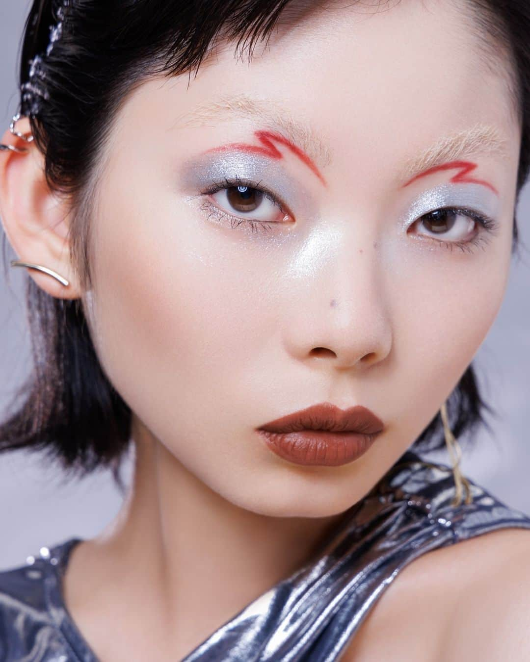 シュウウエムラのインスタグラム：「ice queen. 🧊bring on the chilling #glazeinchrome makeup trend with dewy metallic silver and daring red accents.⁠  comment ❤️ if you're trying this silver makeup trend!  get the look:⁠ 🧊pressed eyeshadow “MF silver”, “W chrome silver”⁠ 🧊3D lash care mascara "akasumi black"⁠ 🧊rouge unlimited kinu matte #BR793⁠ ⁠ ⚡black friday 2023開催中⚡  大人のプリズムメイクアップキットは約7370円(税込)相当お得なメイクアップキット💄 華やかに煌めくゴールドベージュのハイライターは普段使いからパーティシーンまで大活躍の組み合わせ 数量限定なのでお早めに！  氷の女王 🧊メタリックシルバーと大胆なレッドのアクセントで、#glazeinchromeのメイクアップトレンドをあなたのルックに取り入れて。⁠  シルバーメイクトレンドを楽しみたい人は❤️をコメントしてね！ ⁠ 使用アイテム:⁠ 🧊プレスドアイシャドー “MF シルバー”, “W クロームシルバー”⁠ 🧊3D ラッシュ ケアブラック マスカラ "アカスミ ブラック"⁠ 🧊ルージュ アンリミテッド キヌマット #BR793⁠ ⁠ makeup artistry by shu uemura international artistic director @uchiideafb. ⁠ ⁠ #shuuemura #シュウウエムラ⁠ #shuartistry #shuuemuraartist⁠ #silvermakeup #eyemakeup」