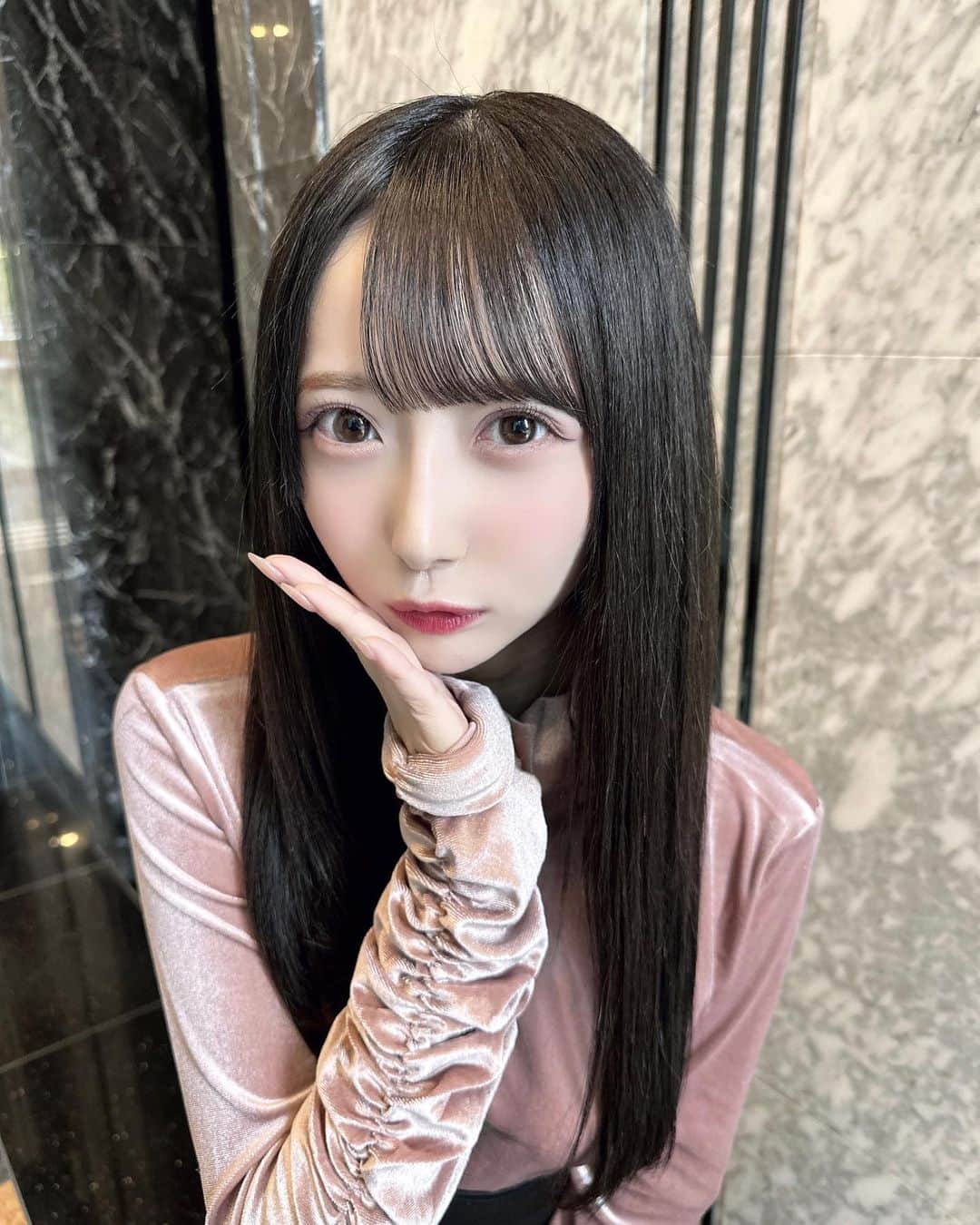 谷崎早耶さんのインスタグラム写真 - (谷崎早耶Instagram)「🎀🪽  暗髪、どうですか…？？♡  ずっとハイトーンだったり明るめ髪色だったので 凄いひさしぶりに暗めです（´-`）.｡oO  前髪も薄め短め(？)にしてみたんだよ〜〜🎶 いろんな自分をたのしめたらいいな！！だし みなさんにすきになって貰えたらうれしいなの気持ち💭」11月23日 23時02分 - tanizaki_saya__