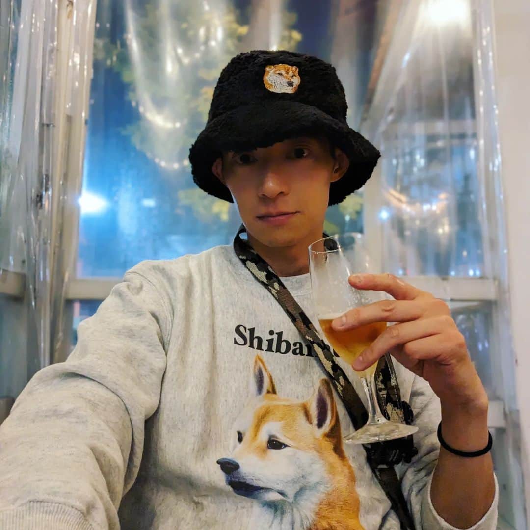 久保裕丈のインスタグラム：「昨日はおはむの件でご心配おかけしました。と同時に、全てにはお返事できていませんが、とても多くのアドバイスや応援をいただきとても心強かったです！ お礼に、、、と言ってはなんですが、そこそこ遠巻きにされること請け合いの柴犬散歩コーデを置いておきますね。コーデのワンポイントは思い通りに動かない拒否率高めの自称豆柴8.5キロです。 #柴犬　#shibainu #shibalifestyle」