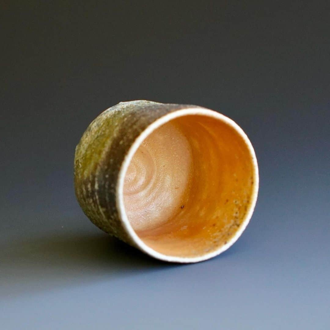 佐竹晃さんのインスタグラム写真 - (佐竹晃Instagram)「Wood fired Yunomi, natural ash.  Greetings of the season!  Online Holiday Open Kiln Sale More than 300 new pots will be available online starting Dec. 1st, 8pm (ET, U.S.) www.akirasatake.com or link in my bio. Free shipping within the U.S. with purchase of $200 or more, from Dec. 1st through Sunday Dec. 3rd, 11:59PM.  . #akirasatakeceramics #clay  #guinomi #ぐい呑 #yunomi #tea #湯呑み #お茶 #茶 #asheville #tokkuri #徳利 #とっくり #酒 #sake  #gallerymugen  #陶芸 #陶芸家  #佐竹晃 #ceramics #pottery #japanese #japanesepottery #tougei」11月23日 22時57分 - akirasatake