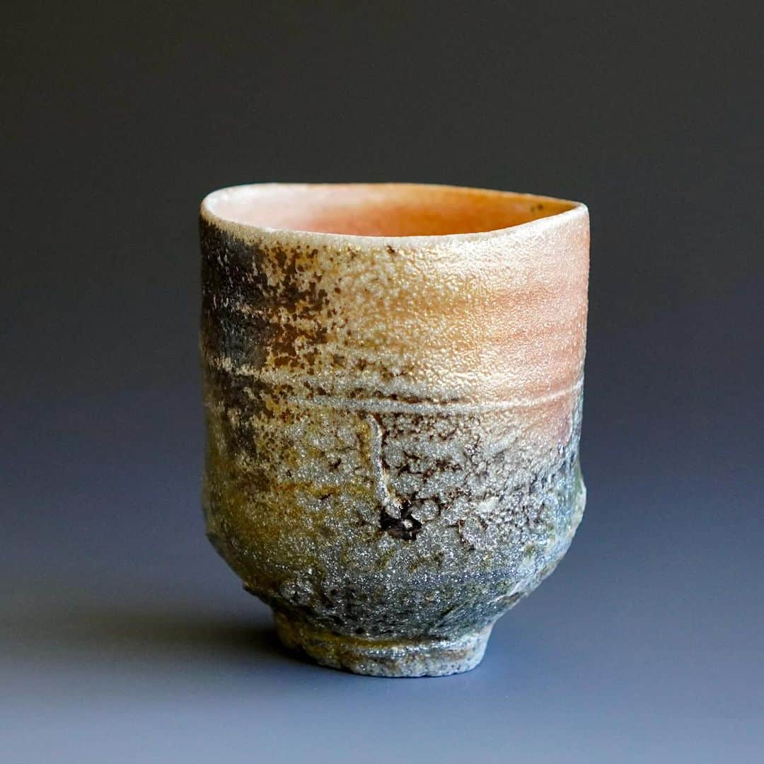佐竹晃のインスタグラム：「Wood fired Yunomi, natural ash.  Greetings of the season!  Online Holiday Open Kiln Sale More than 300 new pots will be available online starting Dec. 1st, 8pm (ET, U.S.) www.akirasatake.com or link in my bio. Free shipping within the U.S. with purchase of $200 or more, from Dec. 1st through Sunday Dec. 3rd, 11:59PM.  . #akirasatakeceramics #clay  #guinomi #ぐい呑 #yunomi #tea #湯呑み #お茶 #茶 #asheville #tokkuri #徳利 #とっくり #酒 #sake  #gallerymugen  #陶芸 #陶芸家  #佐竹晃 #ceramics #pottery #japanese #japanesepottery #tougei」