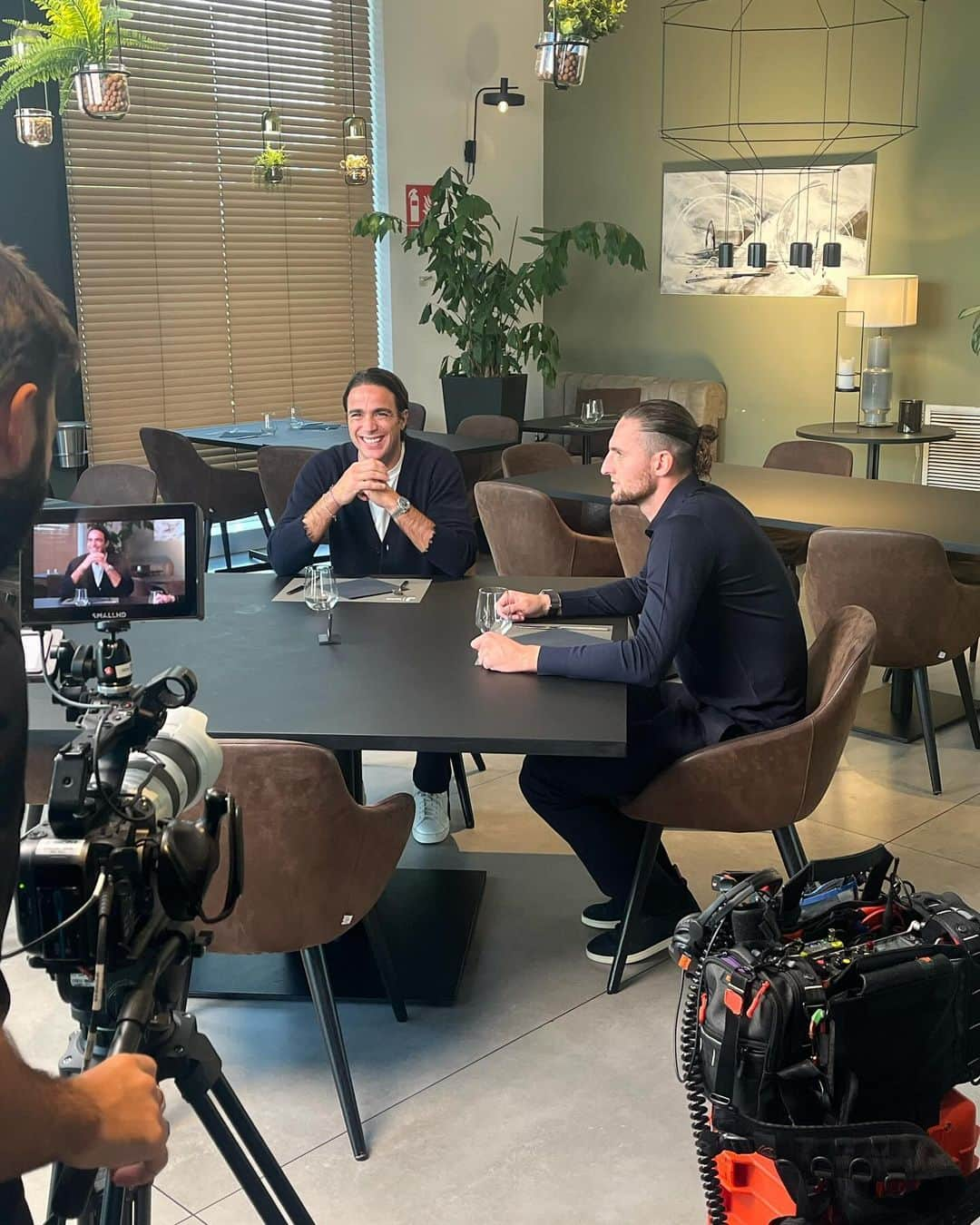 アレッサンドロ・マトリのインスタグラム：「Fuori ora su @dazn_it ‘’Riservato”, l’intervista completa ad @adrienrabiot_25  Grazie Adrien per la disponibilità e per la bella chiacchierata! 🎤⚽️」