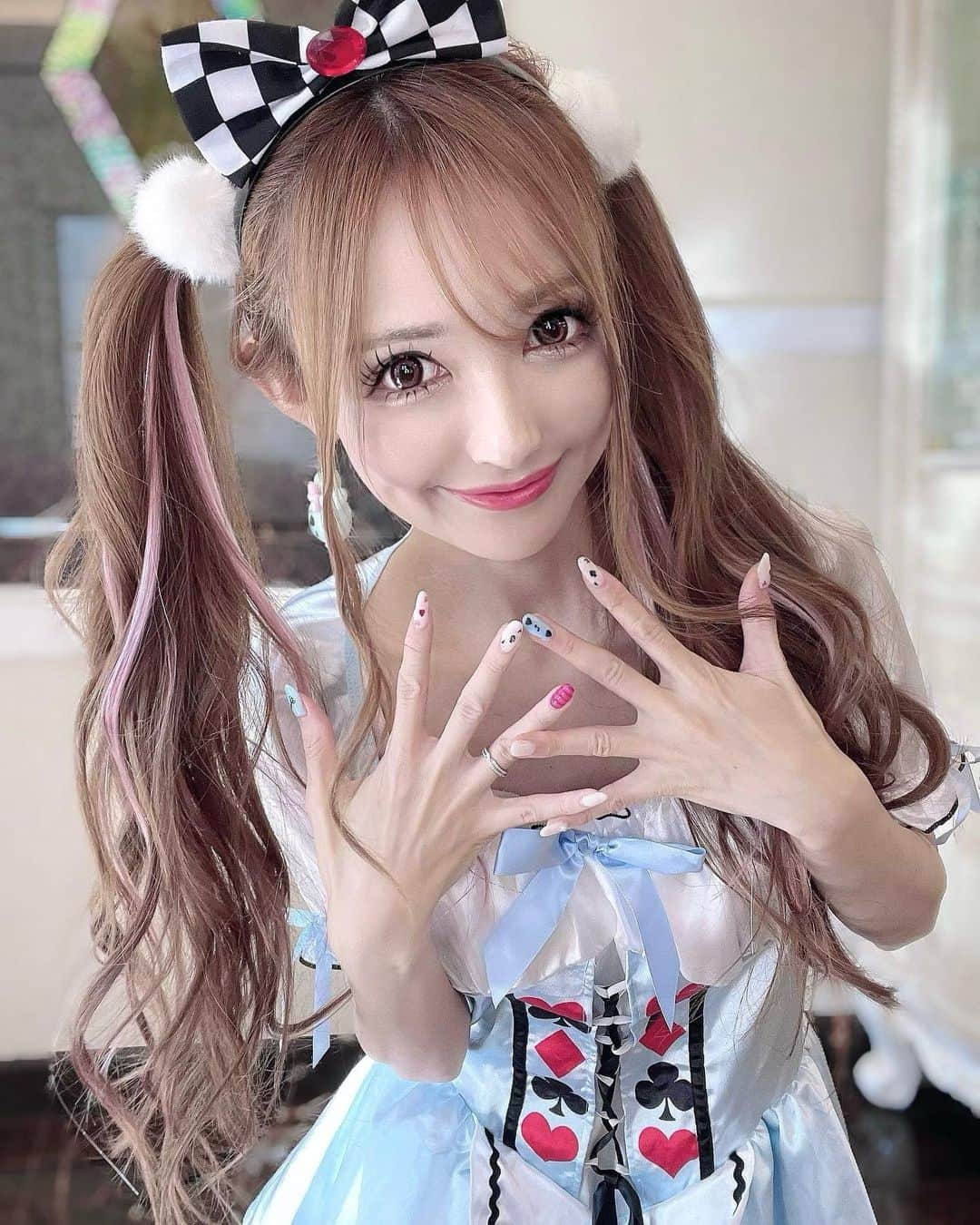 寿リリカのインスタグラム：「♡ アリスネイル♠️♥️♣️♦️🃏 にしてもらったよ〜💅🗝️🕒 ♡ 金山店限定デザイン♥️♥️ 定額ネイルでアートのデザインも選べてハンド3850円♥️♥️ フットは4400円♠️♠️ ♡ アリスのデザインが可愛くてお気に入りっ😘💕💕 ♡ @heartnail_kanayama  #はあとねいる #ネイルサロン #アリスネイル #不思議の国のアリス #ネイル #pr」