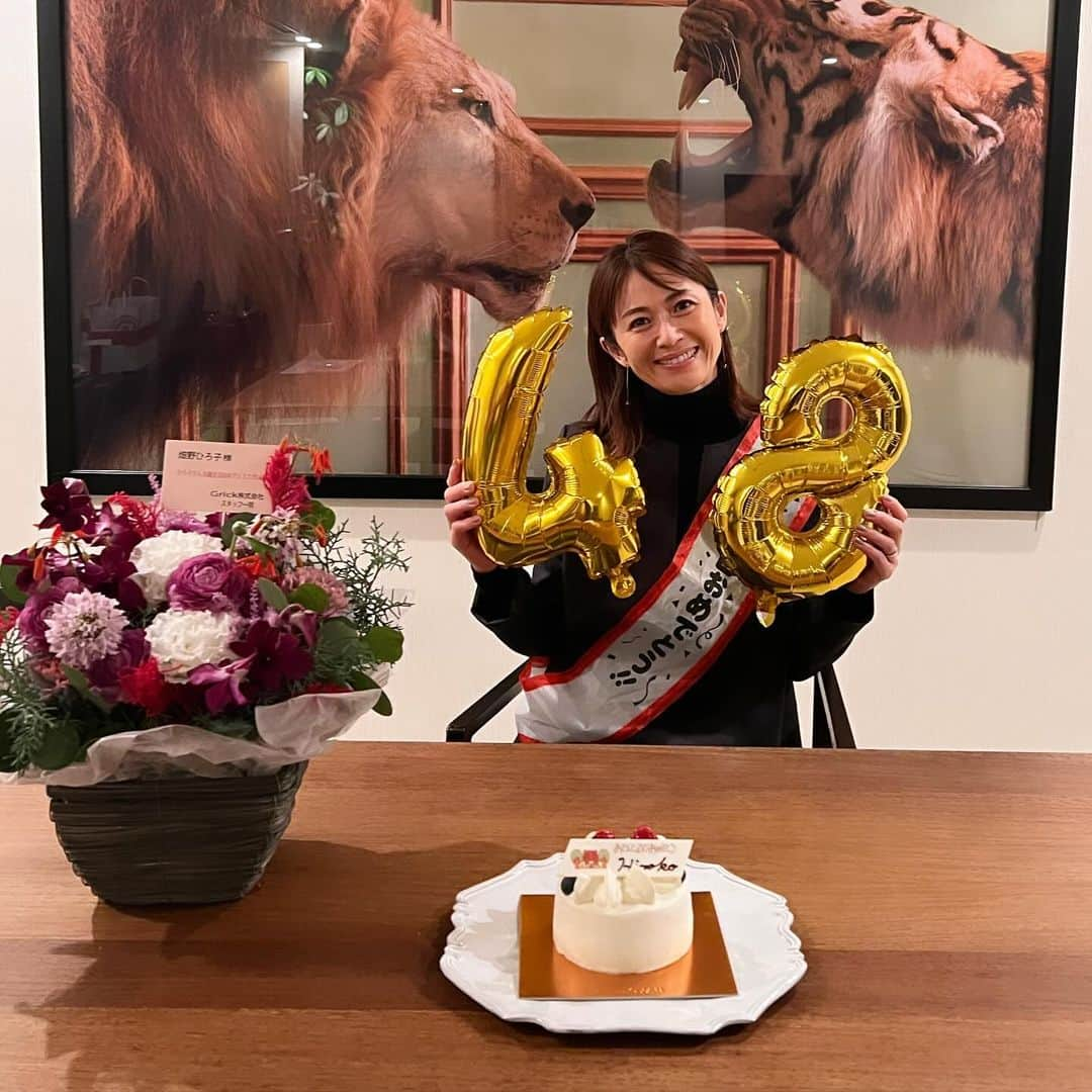 畑野ひろ子のインスタグラム：「皆さま沢山、メッセージありがとうございます🥹🙏  今夜は誕生日ご飯から帰宅して、サプライズで娘達がそれぞれ内緒で準備してくれたプレゼントを貰いました❣️ お小遣いを貯めて、ママのことをいろいろ考え選んでくれたプレゼント、本当にありがとう🎁🥹 2人からの手作りのバースデーカードも、啓太さんからのカードも文字でもらうメッセージってやっぱり物凄く嬉しいものですね🥹🩷  48歳も、日々感謝の気持ちを忘れずに心も身体も健康第一で過ごしていきたいです。」