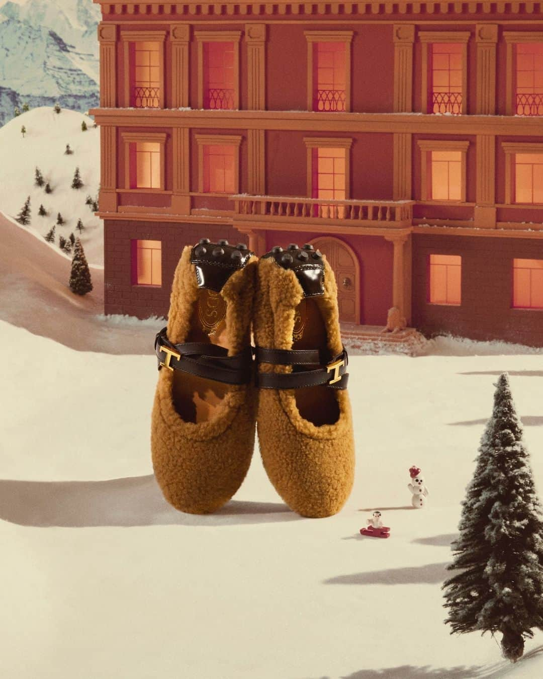 トッズのインスタグラム：「Tod’s House of Magic. Dance through the Holidays in style with the iconic Ballerina Bubble, reinterpreted in soft shearling.  #TodsHolidays #TodsHouseofMagic #Tods」