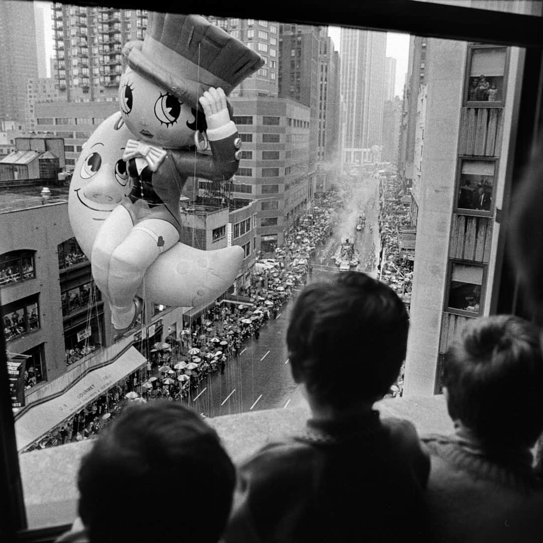 TIME Magazineのインスタグラム：「Macy's held its first annual parade on Thanksgiving Day in 1924, when store employees dressed as clowns, knights and cowboys marched along with elephants and horse-drawn floats in what was then called the Macy’s Christmas Parade.   Giant balloons joined the parade in 1927, starting with Felix the Cat. But Felix had no way to be deflated. When the parade ended, he was simply released into the sky, where he burst. The next year, designers added a release valve to the balloons that, they hoped, would slowly leak helium while the animals drifted harmlessly out to pasture. According to TIME, “Macy’s claimed that they would float hundreds of miles away from New York before landing softly in fields or people’s yards.” The balloons came with a return address and an incentive: whoever found one could return it to Macy’s for a $100 reward.  Before Thanksgiving dinner, tap the link in bio to learn the history of the parade.  Photographs by Librado Romero—The New York Times/Redux; Art Whittaker—NY Daily News Archive/Getty Images; Bettmann/Getty Images; Stan Honda—AFP/Getty Images; Julia Nikhinson—AP」