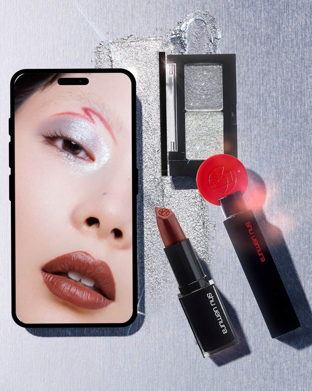 シュウウエムラさんのインスタグラム写真 - (シュウウエムラInstagram)「ice queen. 🧊bring on the chilling #glazeinchrome makeup trend with dewy metallic silver and daring red accents.⁠  comment ❤️ if you're trying this silver makeup trend!  get the look:⁠ 🧊pressed eyeshadow “MF silver”, “W chrome silver”⁠ 🧊3D lash care mascara "akasumi black"⁠ 🧊rouge unlimited kinu matte #BR793⁠ ⁠ ⚡black friday 2023開催中⚡  大人のプリズムメイクアップキットは約7370円(税込)相当お得なメイクアップキット💄 華やかに煌めくゴールドベージュのハイライターは普段使いからパーティシーンまで大活躍の組み合わせ 数量限定なのでお早めに！  氷の女王 🧊メタリックシルバーと大胆なレッドのアクセントで、#glazeinchromeのメイクアップトレンドをあなたのルックに取り入れて。⁠  シルバーメイクトレンドを楽しみたい人は❤️をコメントしてね！ ⁠ 使用アイテム:⁠ 🧊プレスドアイシャドー “MF シルバー”, “W クロームシルバー”⁠ 🧊3D ラッシュ ケアブラック マスカラ "アカスミ ブラック"⁠ 🧊ルージュ アンリミテッド キヌマット #BR793⁠ ⁠ makeup artistry by shu uemura international artistic director @uchiideafb. ⁠ ⁠ #shuuemura #シュウウエムラ⁠ #shuartistry #shuuemuraartist⁠ #silvermakeup #eyemakeup」11月23日 23時02分 - shuuemura